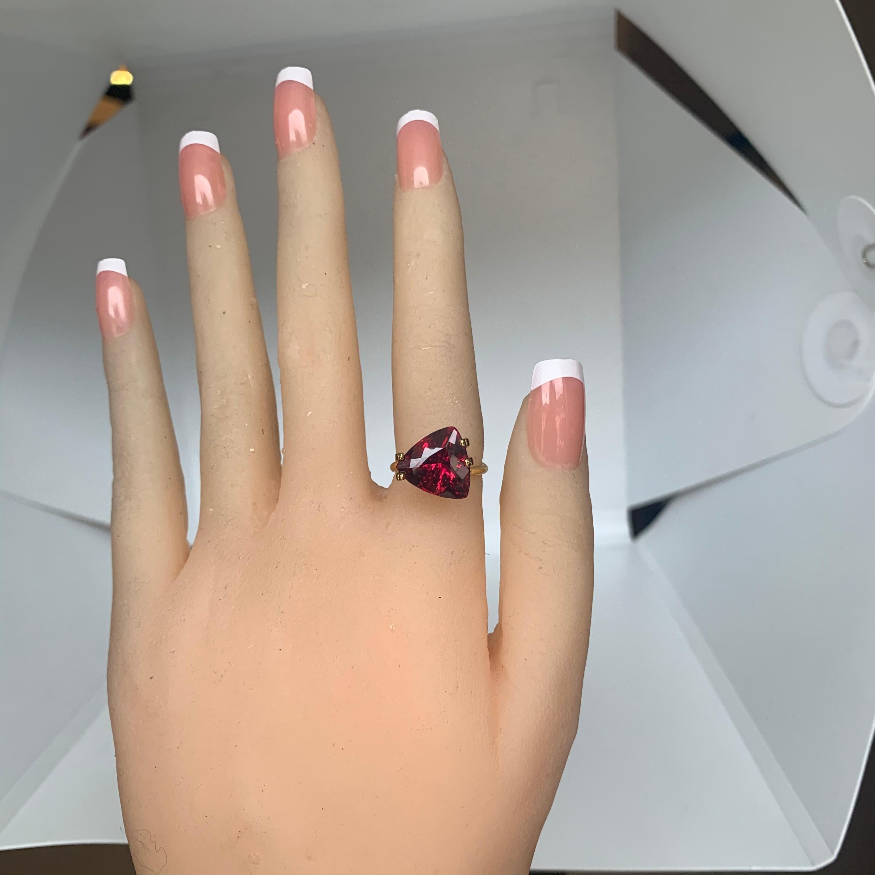 5,83 Karat Rosa / Roter Rubelit Turmalin Loser Edelstein (Trillionschliff) im Angebot