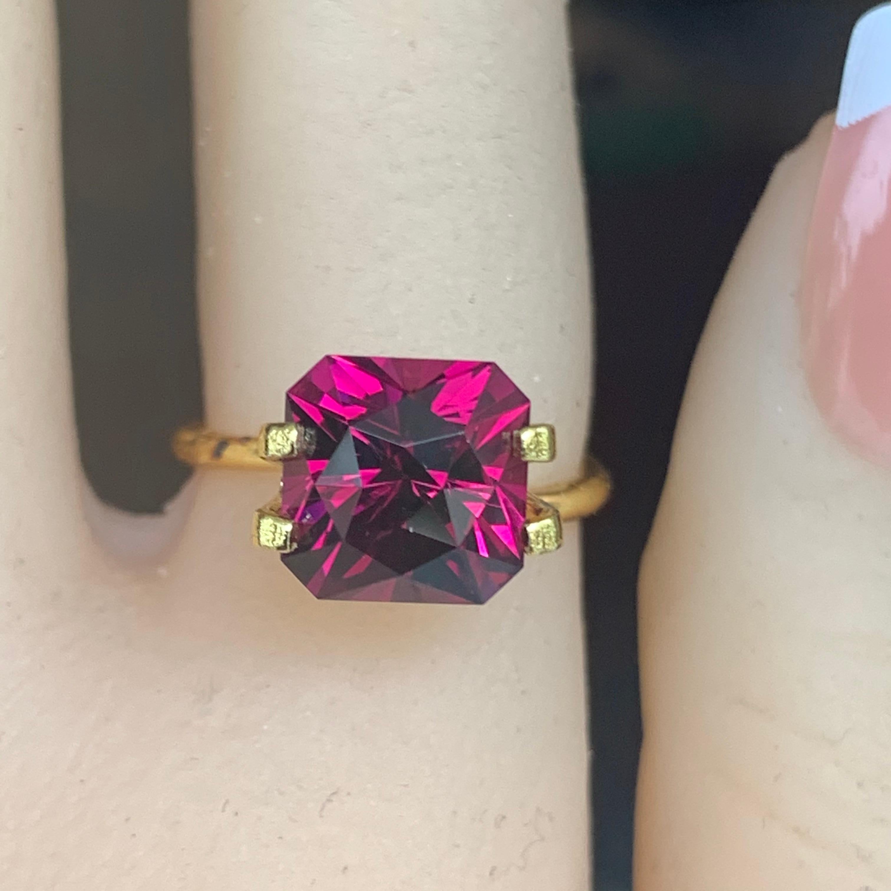 4,87 Karat Rosa / Roter Rubelit Turmalin Loser Edelstein (Radiantschliff) im Angebot
