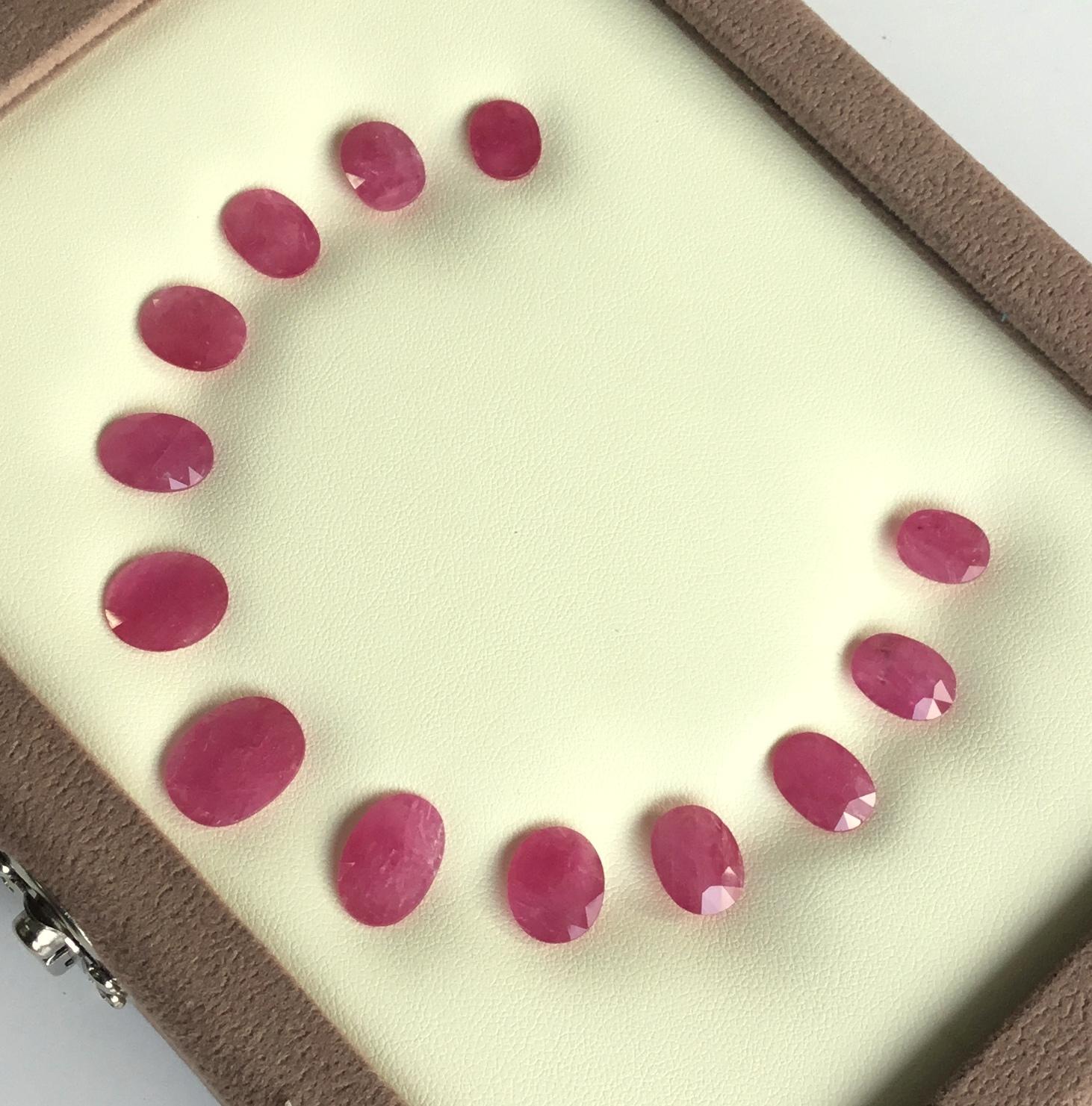 58.39 Carats Ruby Mozambique Oval Faceted Cut stone Layout Heated Natural Gem Unisexe en vente