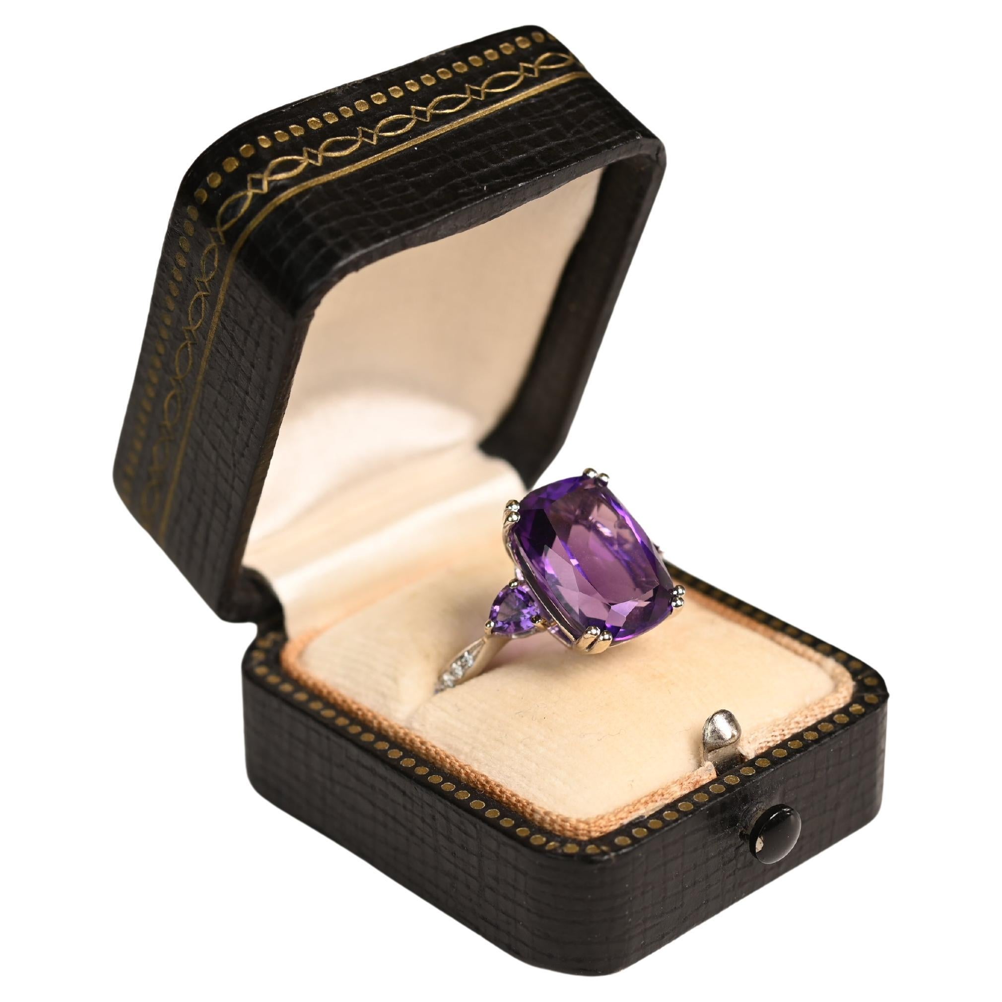 Dreisteiniger Amethystring mit Kissenschliff (ca. 5,80 Karat), Platin im Angebot
