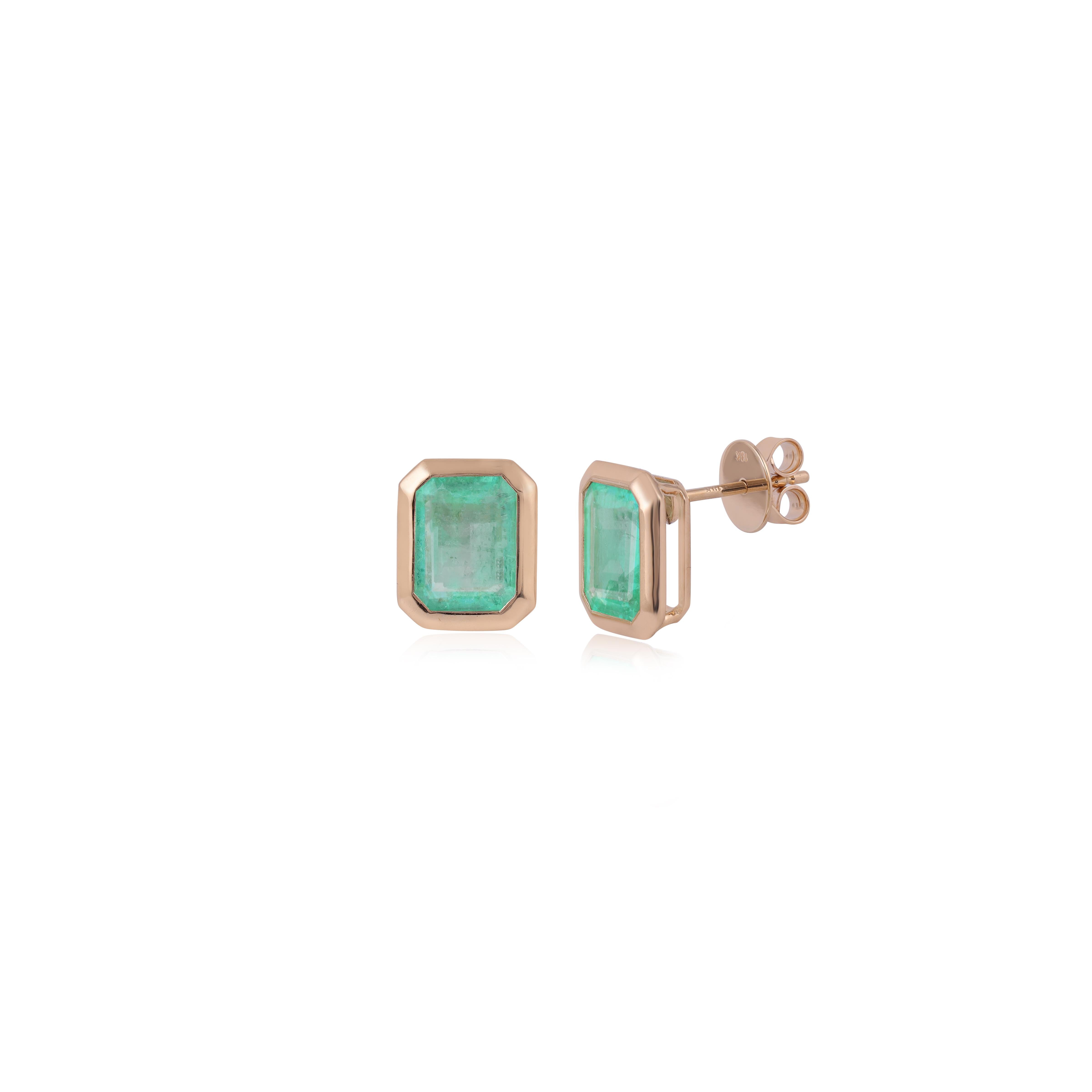 Contemporary 5.84 Carat clear Colombian Emerald Stud Earrings in 18k Yellow Gold For Sale