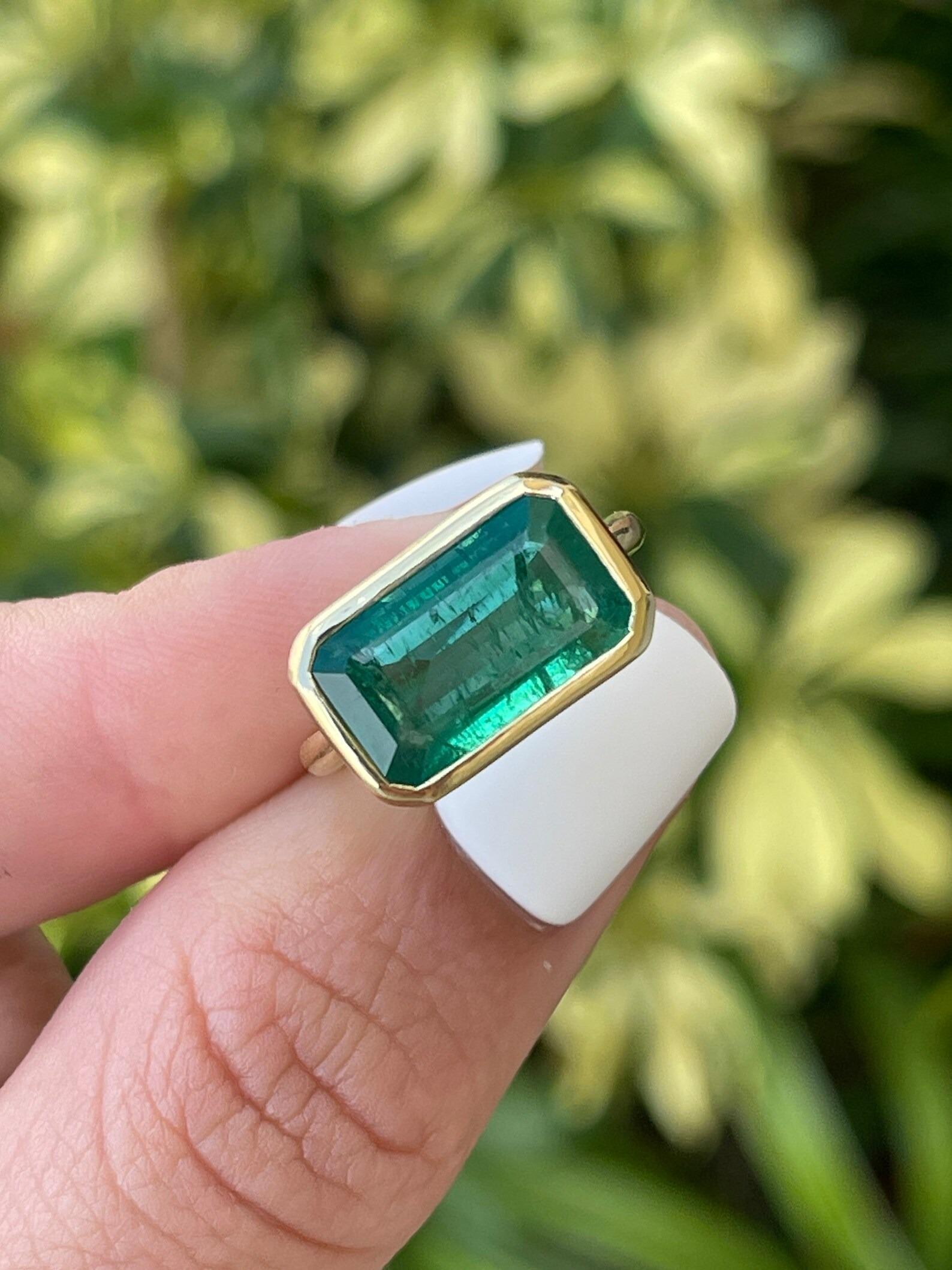 5,84 Karat natürlicher sambischer Eep Green East to West Lünette gefasster Ring 18K im Angebot 1
