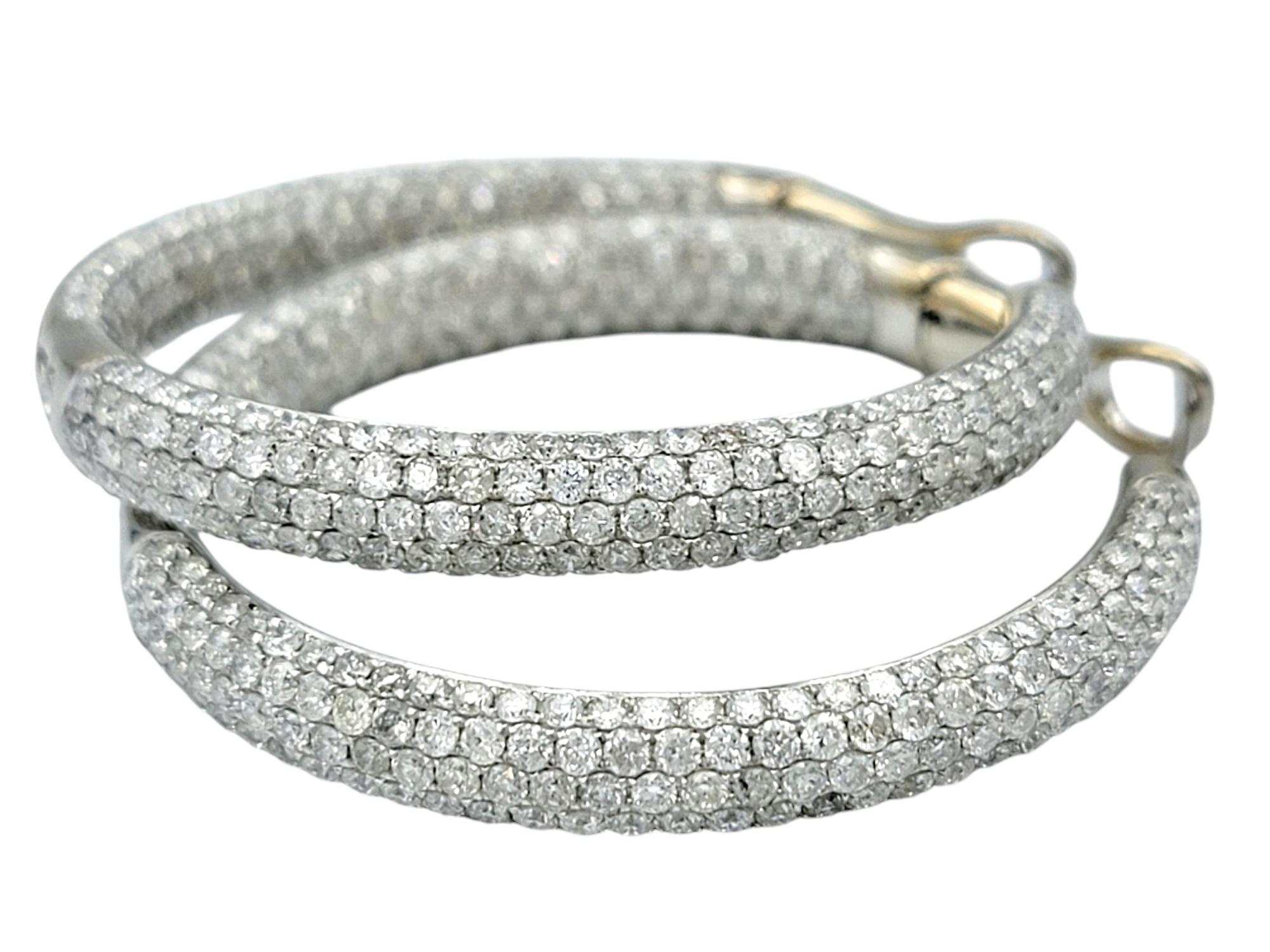 Eleva la tua collezione di gioielli con questi squisiti orecchini a cerchio con pavé di diamanti, una straordinaria fusione di eleganza e lusso moderno. Realizzato in luminoso oro bianco 18 carati, ogni cerchio è impreziosito da un'abbagliante