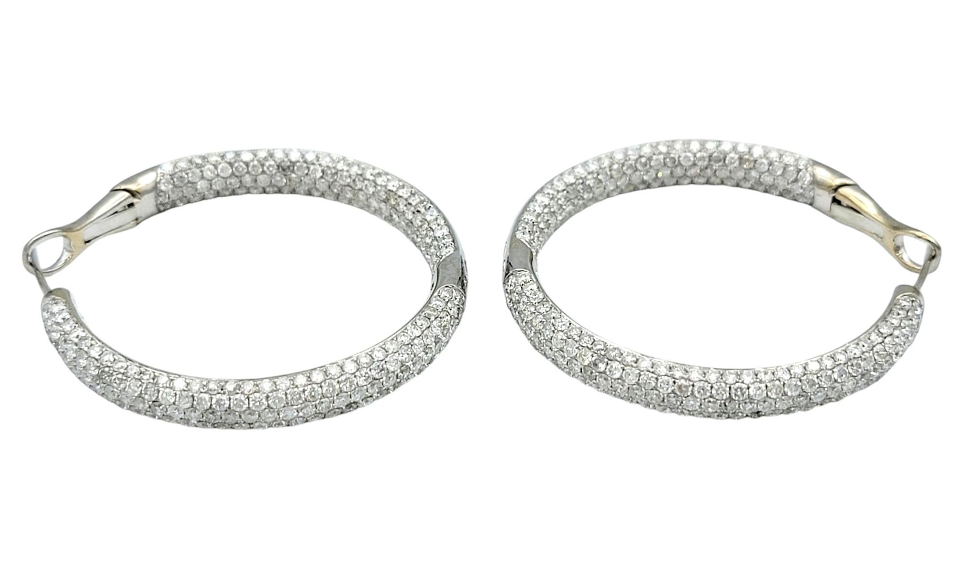 Contemporaneo Orecchini a cerchio con diamanti incastonati a pavé da 5,84 carati totali, oro bianco 18 carati in vendita