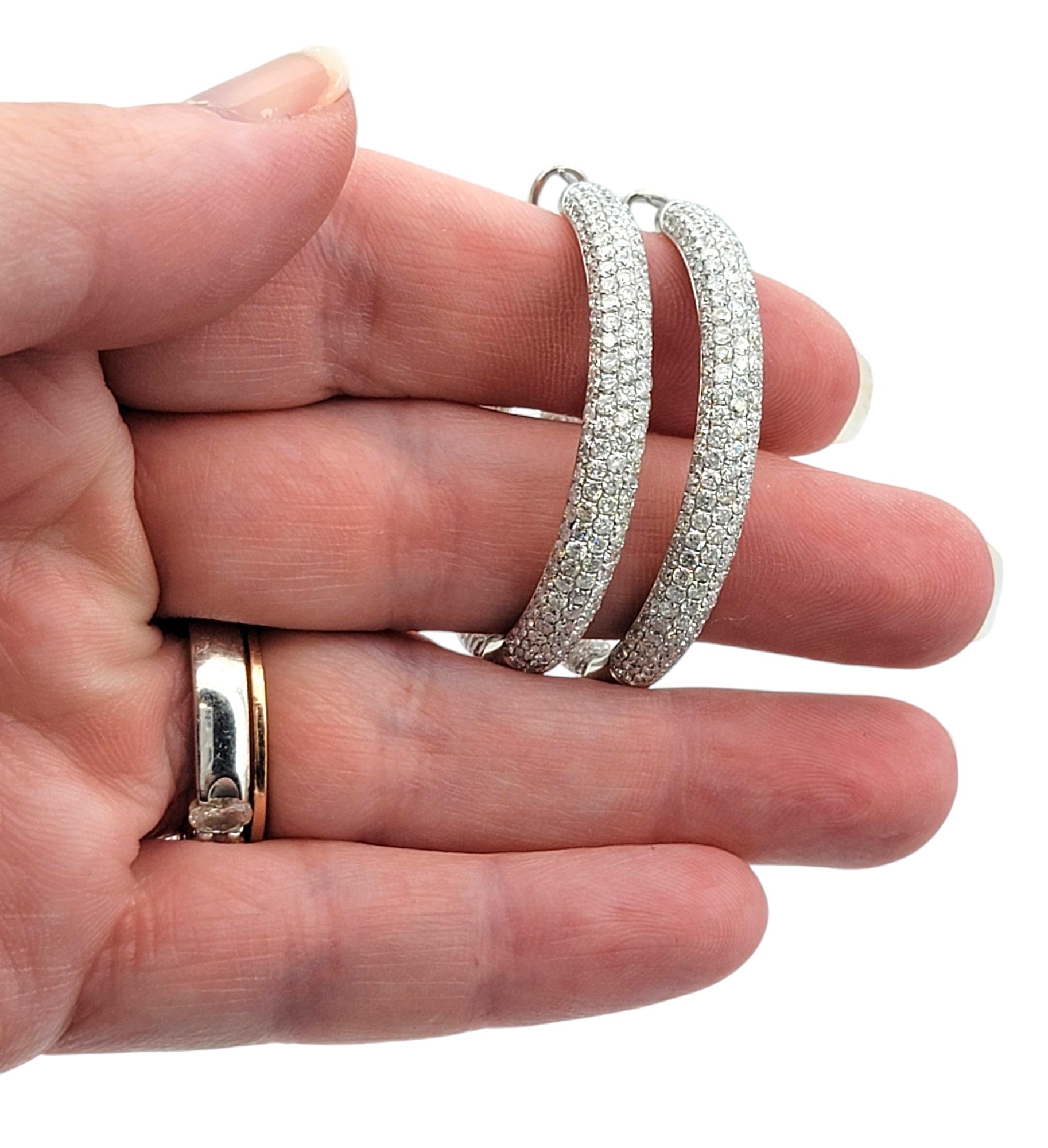 Orecchini a cerchio con diamanti incastonati a pavé da 5,84 carati totali, oro bianco 18 carati in vendita 2