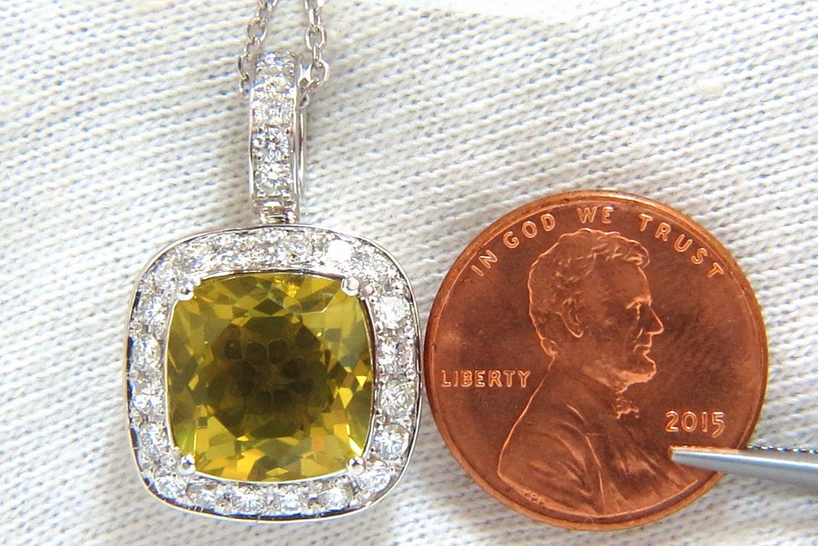 Femenino o masculino Colgante de diamantes de cuarzo amarillo brillante en cojín natural de 5,85 quilates Halo cuadrado en venta