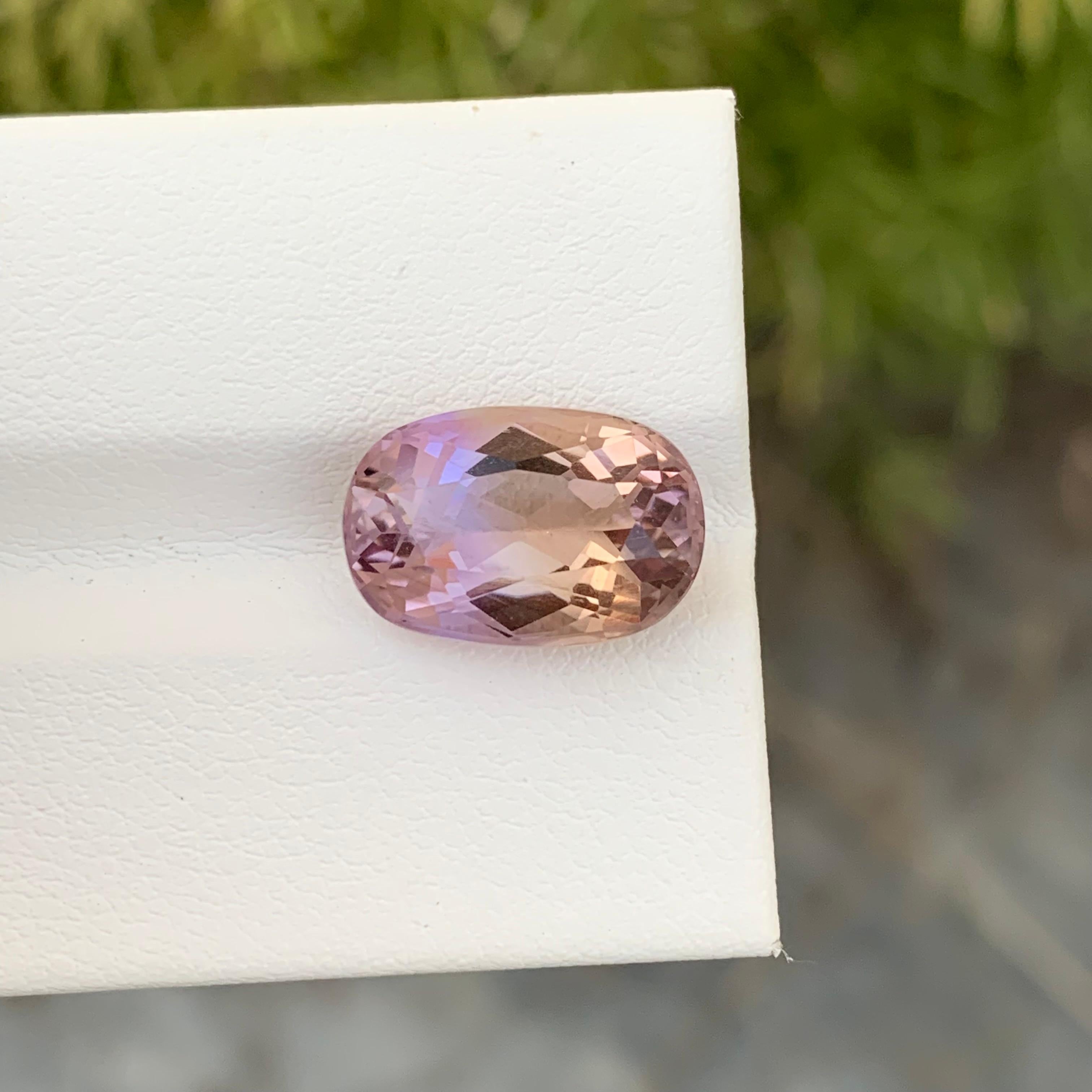 Facettierter Ametrin
Gewicht: 5,85 Karat
Abmessungen; 13,9 x 9,2 x 7,2 mm
Herkunft: Brasilien
Farbe: Lila & Gelb
Die Form: Oval 
Behandlung: Nicht
Bescheinigung: Auf Anfrage
.
Der Ametrin ist ein einzigartiger und fesselnder Edelstein, der eine