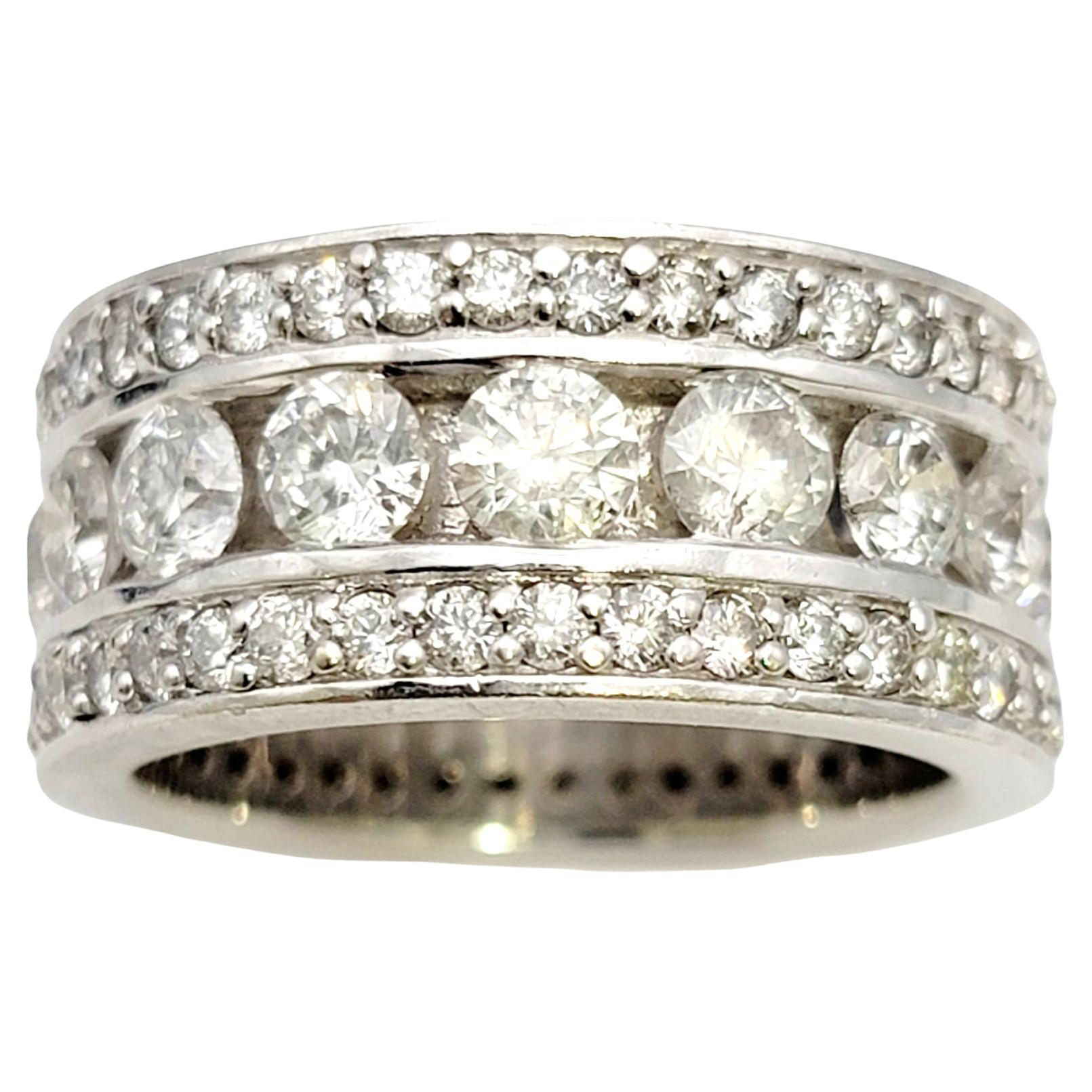 Bague en or blanc à trois rangs de diamants ronds et brillants d'un poids total de 5,85 carats.