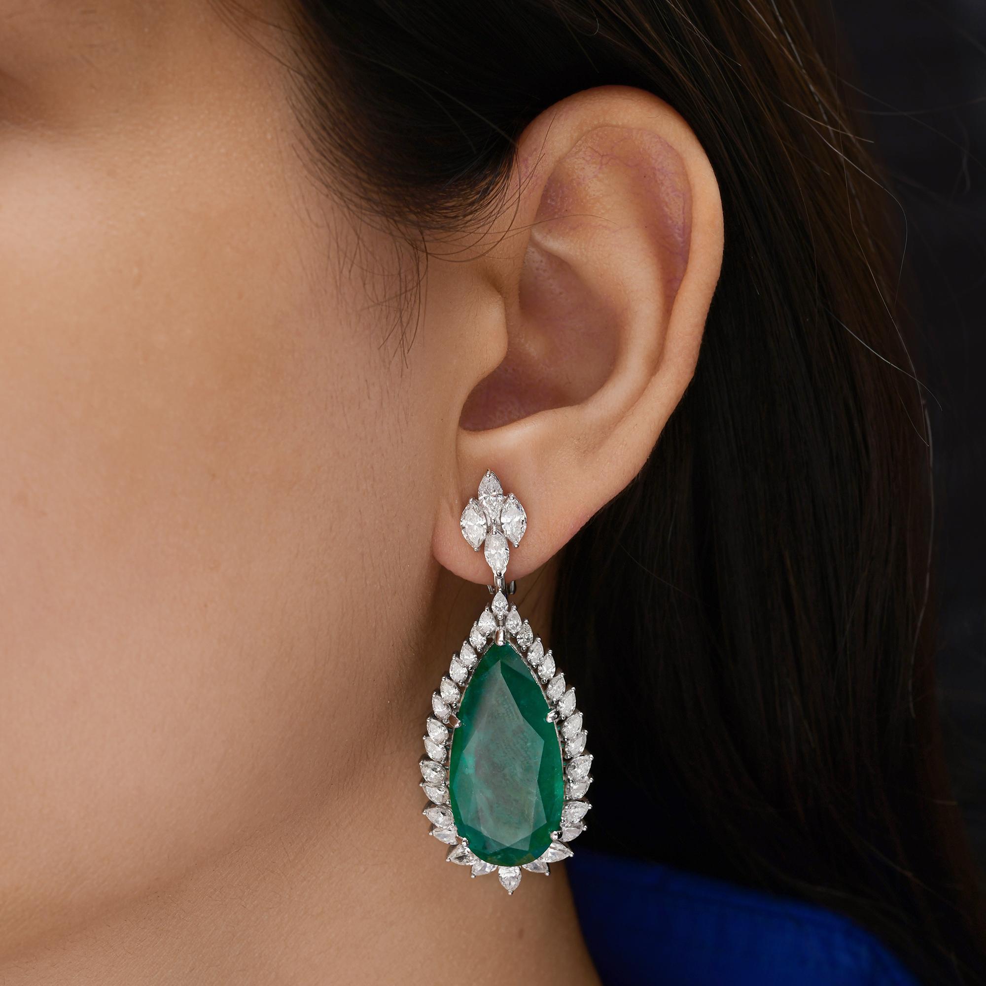 5.85 Ct Diamond Halo 38.88 Ct Zambian Emerald Teardrop Earrings 18k White Gold Ces boucles d'oreilles sont conçues pour éblouir. L'émeraude luxuriante d'un vert profond au centre attire tous les regards, rehaussée par un halo de diamants