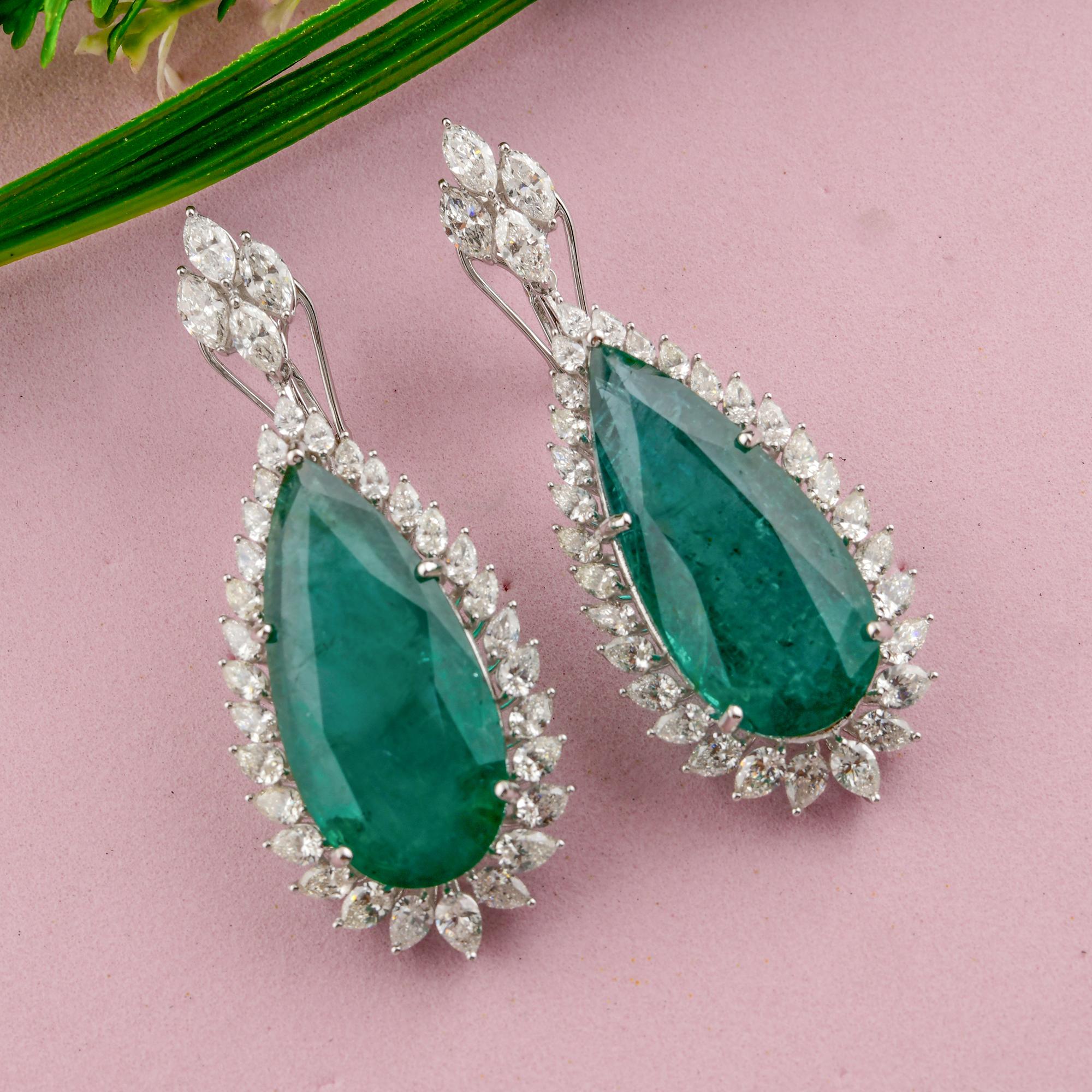 Art déco 5.85 Ct Diamond Halo 38.88 Ct Zambian Emerald Teardrop Earrings 18k White Gold en vente