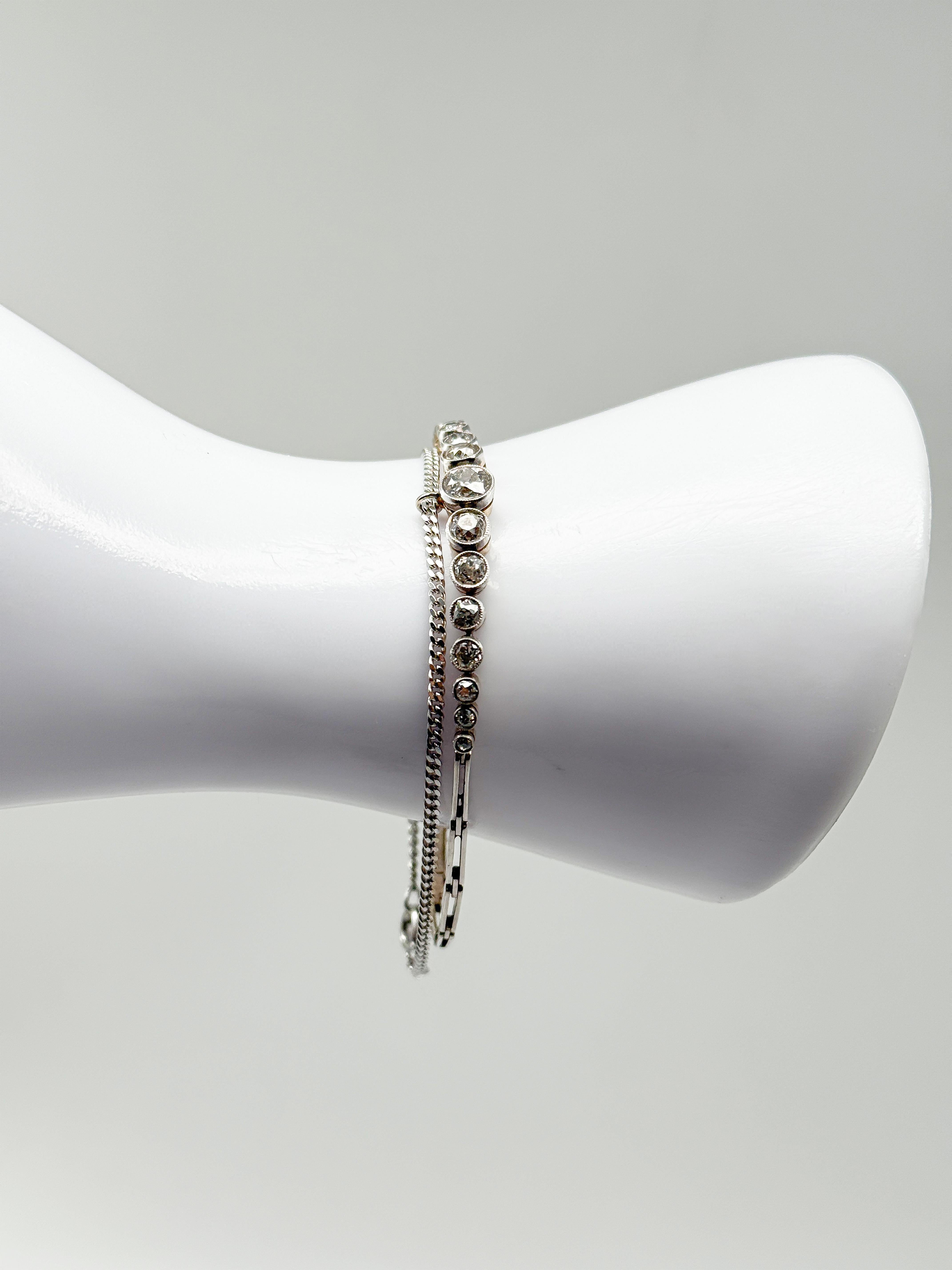 Ce bijou exquis est un bracelet de style Art déco, réalisé en or blanc 14 carats. L'élégant bracelet ovale impressionne par sa beauté classique et sa fabrication de haute qualité, appréciée par les connaisseurs de la haute joaillerie. D'une longueur