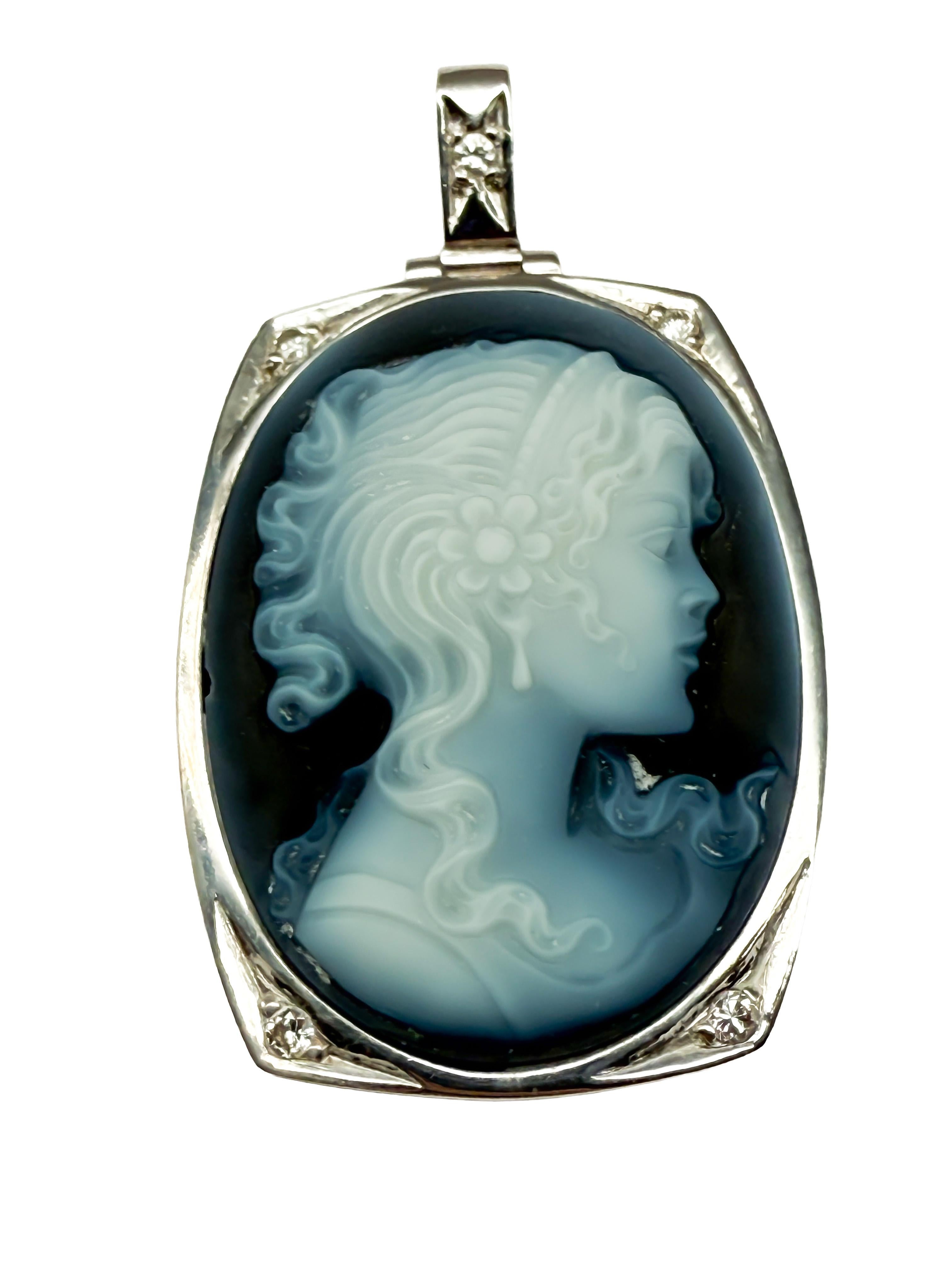 Questo squisito ciondolo in oro bianco a 14 carati combina l'eleganza classica con l'artigianato artistico, rendendolo perfetto per ogni occasione. Il ciondolo è in buone condizioni d'uso e presenta solo leggeri segni di usura che ne evidenziano