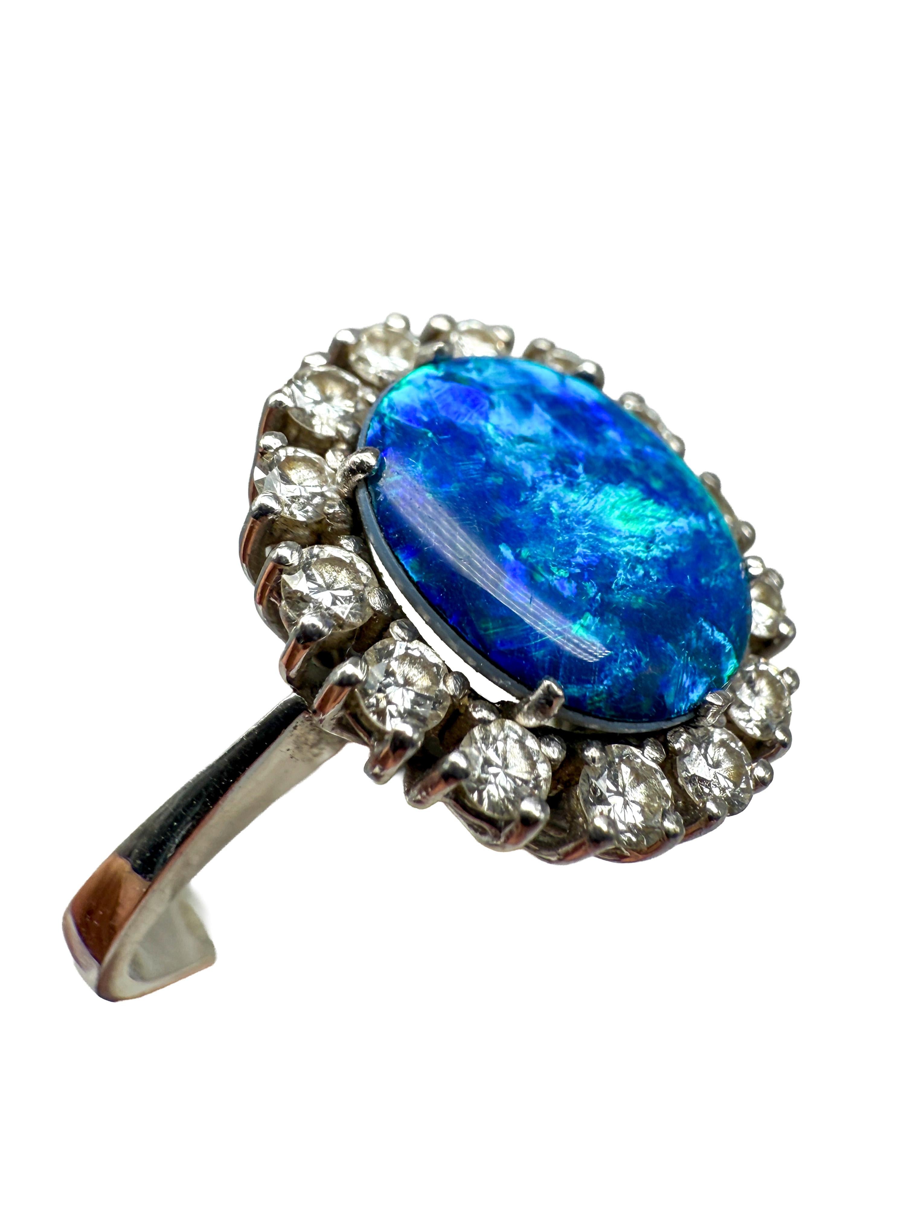 Cette élégante bague en or blanc 14 carats incarne une sophistication intemporelle et un savoir-faire exquis. Il est en très bon état et ne présente que des signes d'usure minimes (voir photos). Il séduit par sa combinaison harmonieuse de matériaux