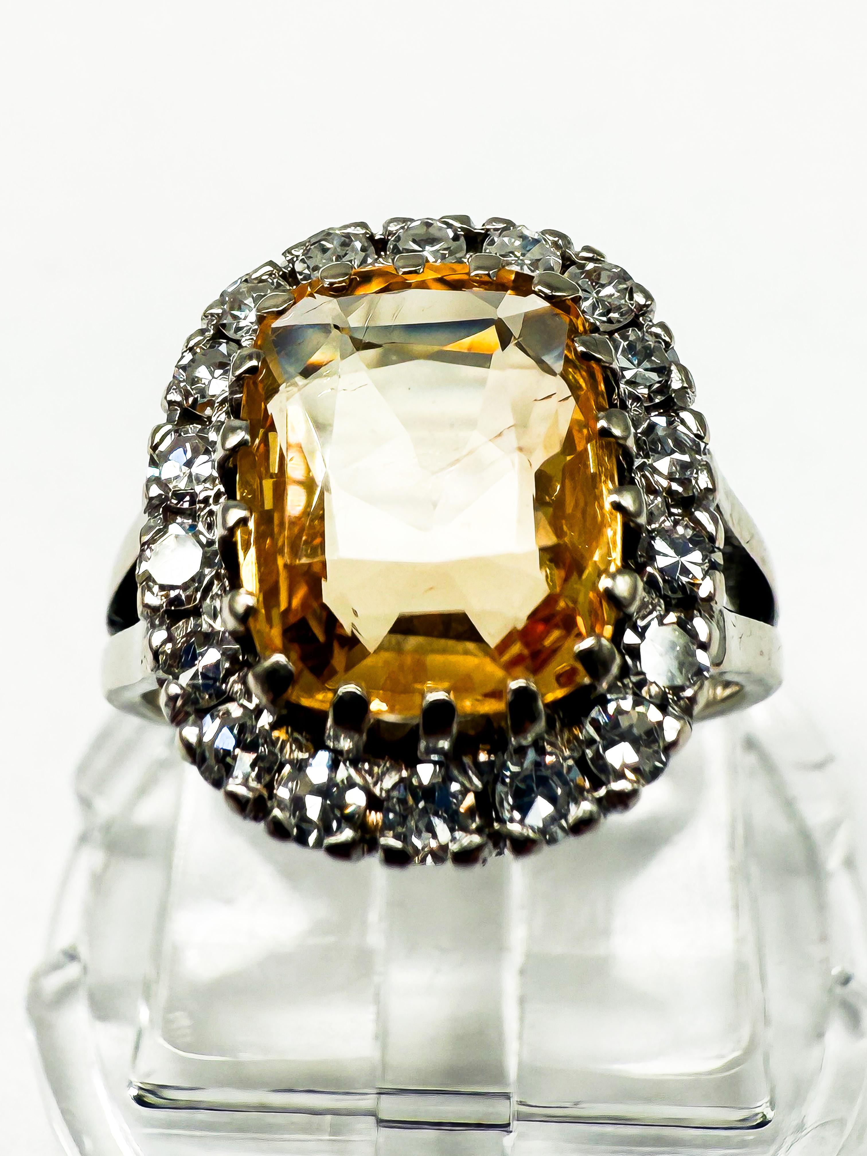 This enchanting ring is a true masterpiece of jewelry design, combining elegance with exceptional color intensity.
In good vintage condition with only minimal signs of wear, it exudes a charming, slightly antique flair. Its refined craftsmanship and