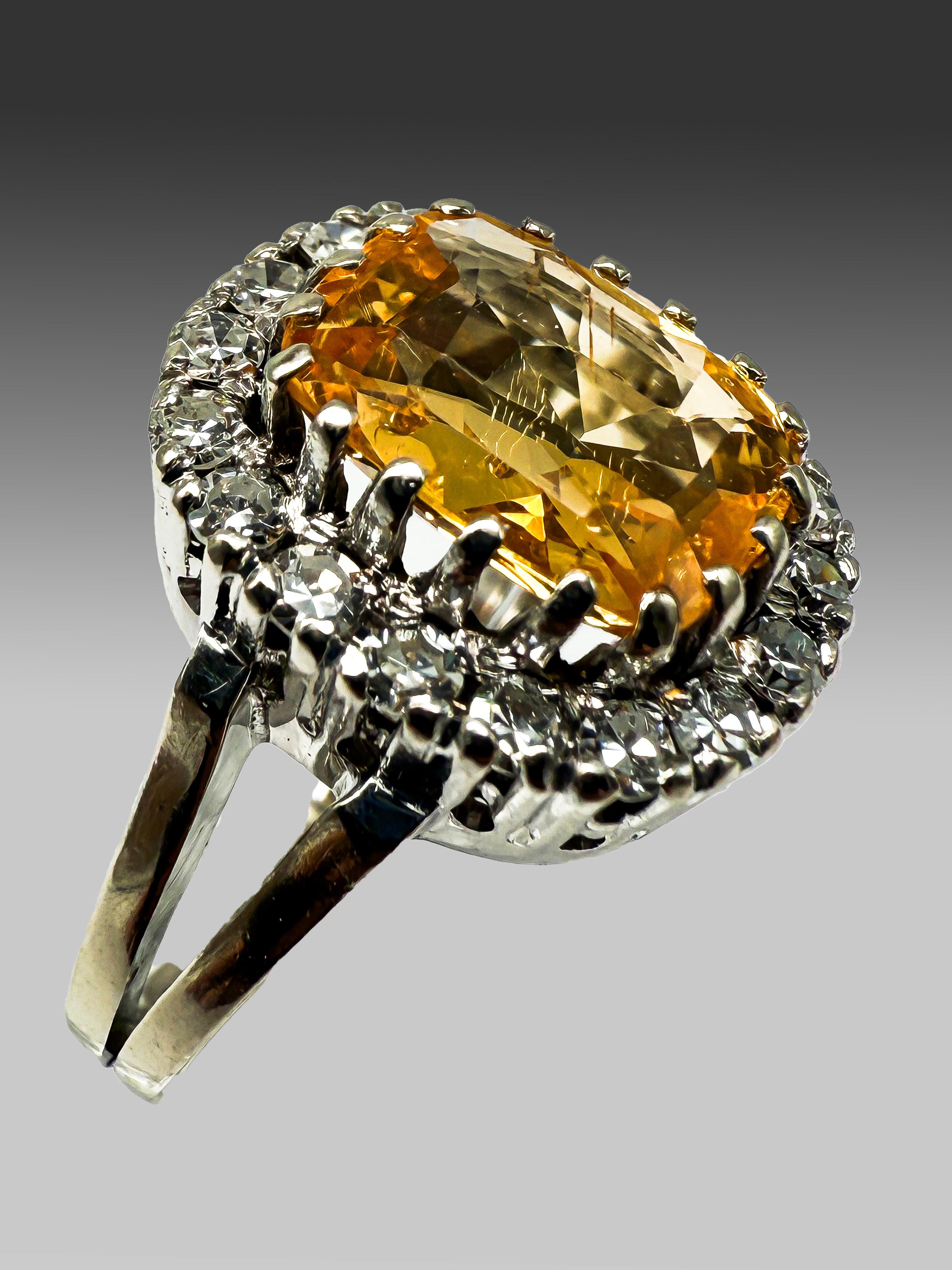 585 White Halo Gold Ring Featuring a Yellow Sapphire In Good Condition For Sale In Berlin, DE
