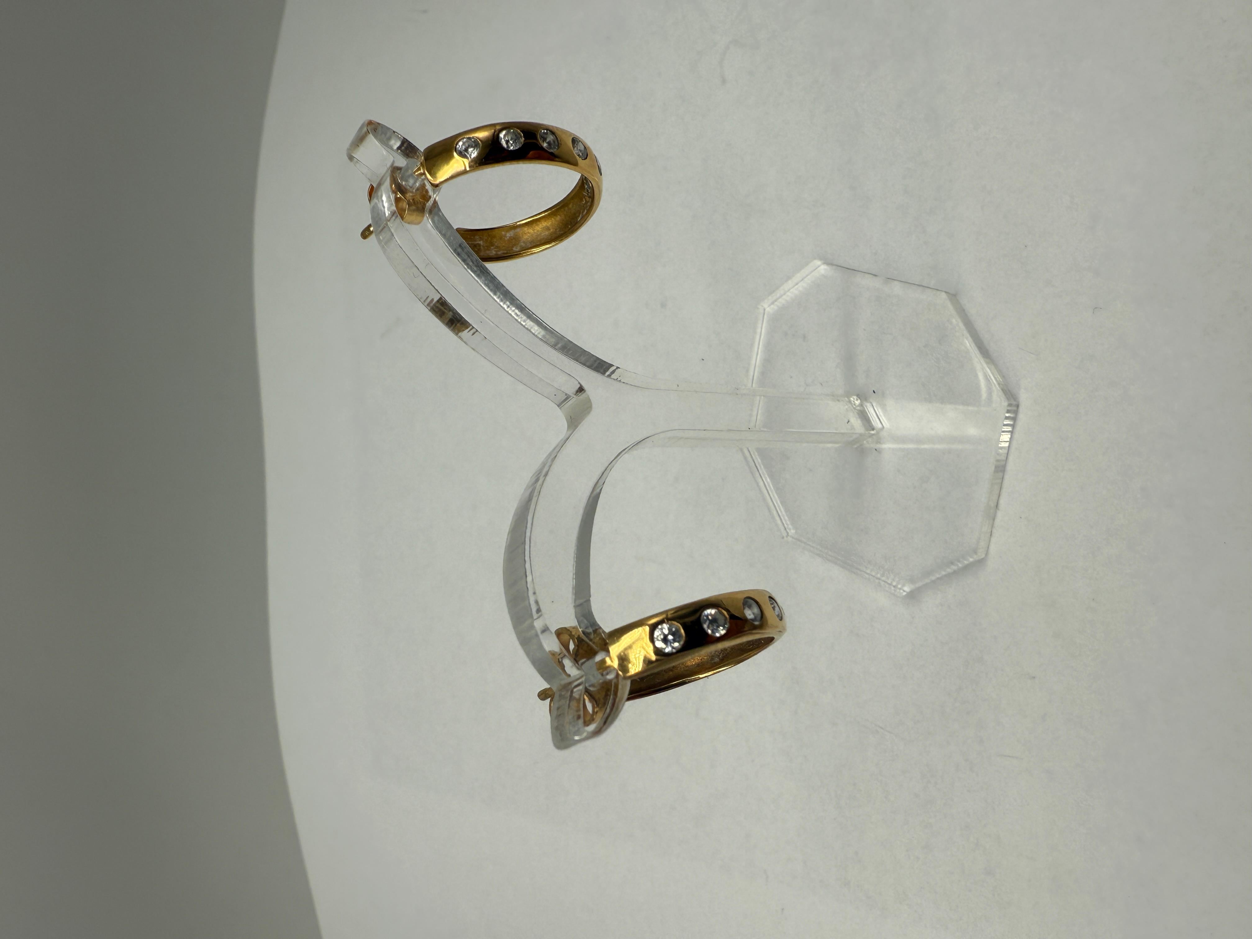 Questi orecchini dall'eleganza senza tempo, realizzati in pregiato oro giallo 14 carati, combinano un'estetica classica con una raffinata lavorazione artigianale: una scelta elegante per ogni occasione. In ottime condizioni d'uso, presentano solo