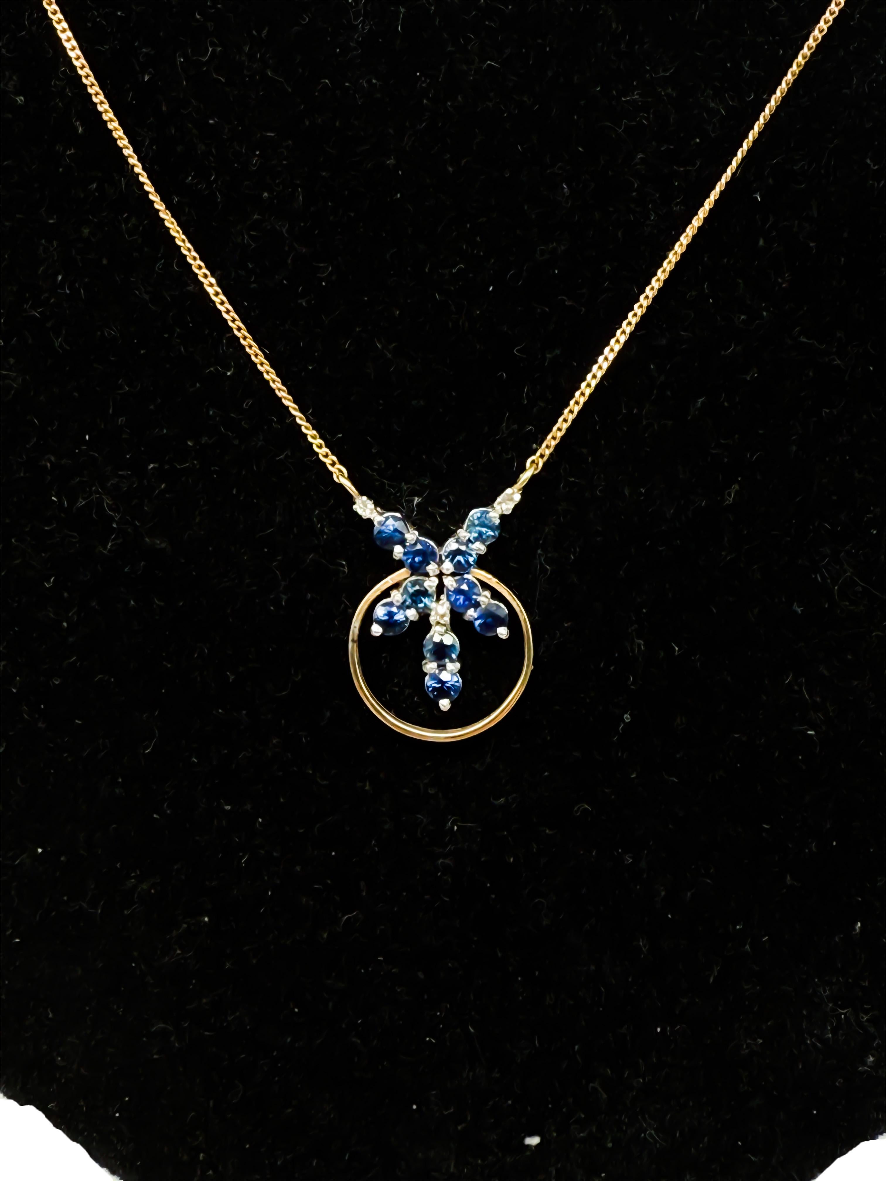 Cet élégant collier en or jaune 14 carats allie un design classique à des détails luxueux. Le délicat pendentif en forme d'étoile est serti de 10 saphirs bleus naturels de taille brillant, pour un poids total de pierres précieuses d'environ 1 carat.