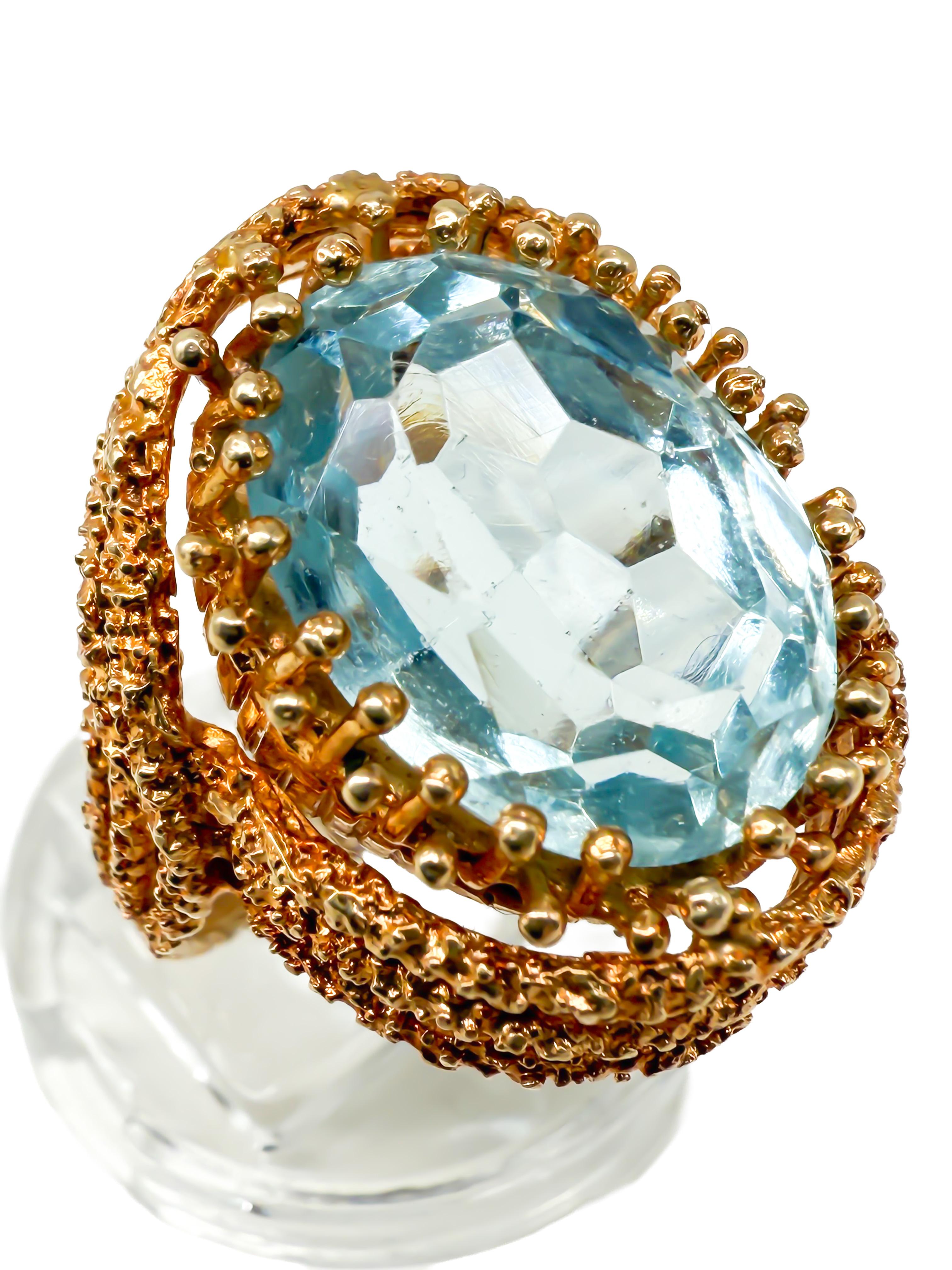 Cette superbe bague pour femme en or jaune 14 carats séduit par sa grande aigue-marine naturellement cultivée, sertie dans une élégante monture à griffes. La pierre précieuse ovale, d'une délicate teinte bleu clair, mesure 17 x 13 mm et pèse au