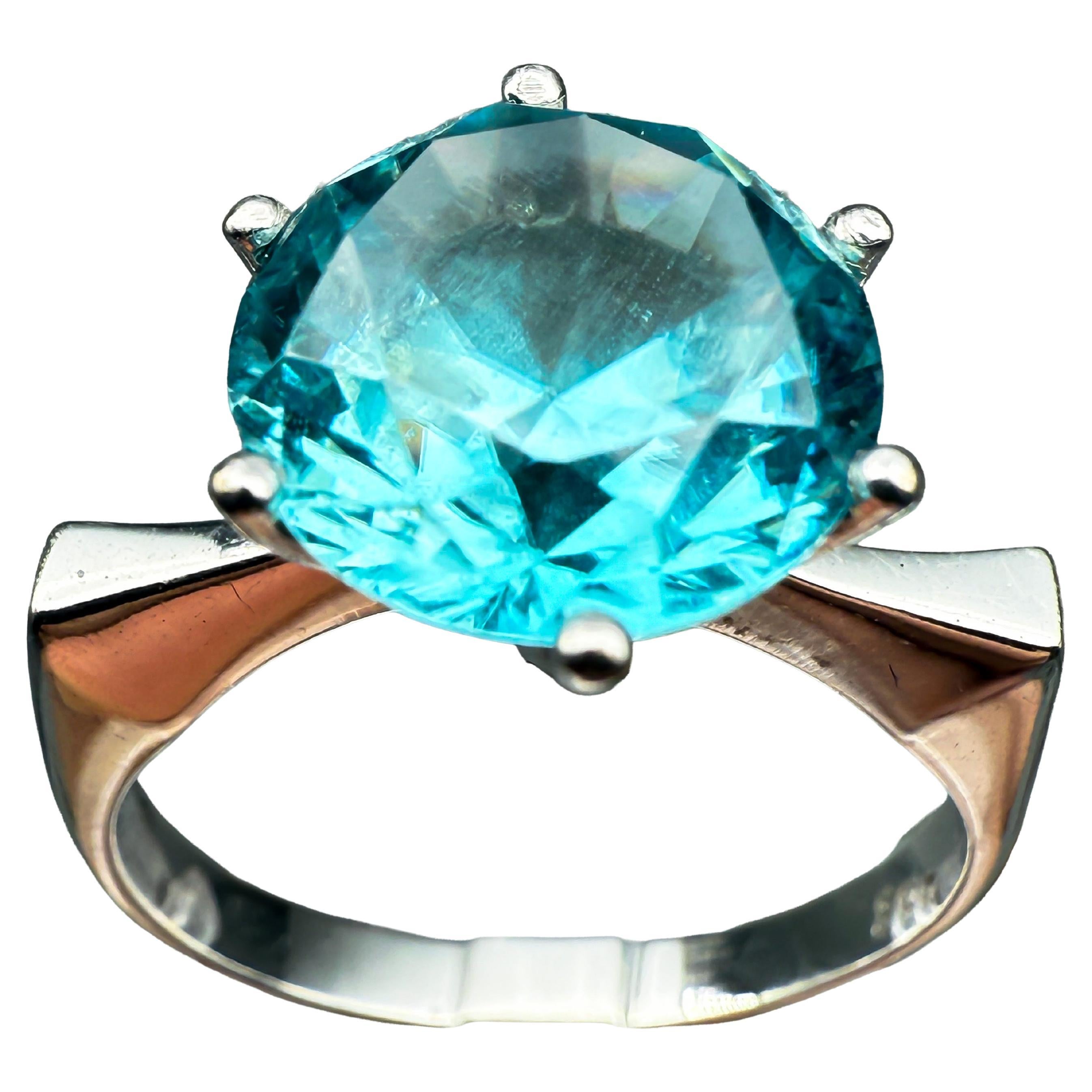 585 Bague en or jaune avec aigue-marine