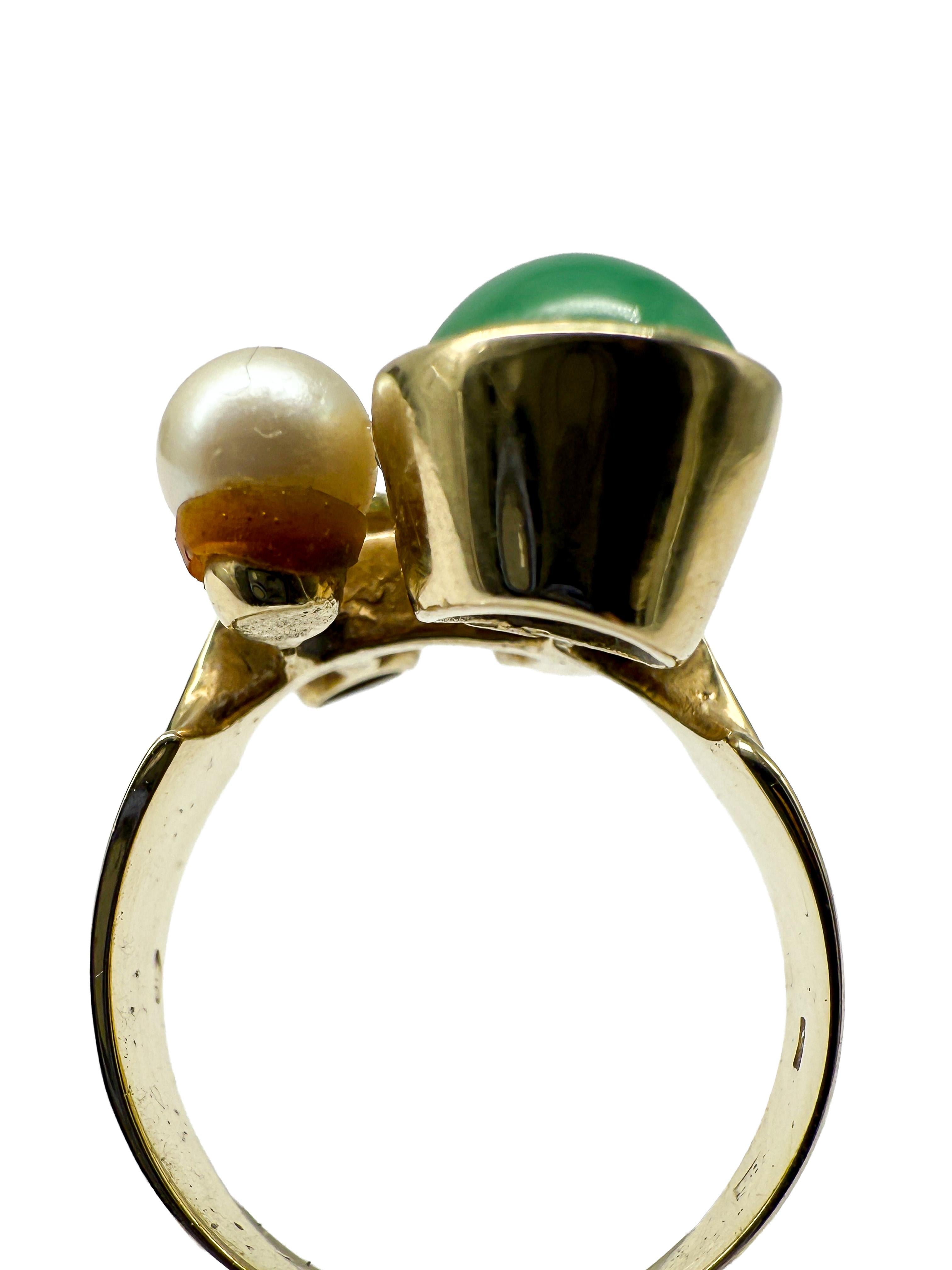 Cette élégante bague en or jaune 14 carats associe des matériaux nobles à une élégance classique. En son centre se trouve une pierre précieuse en jade naturel finement taillée sous forme de cabochon, dont les teintes vertes intenses évoquent le