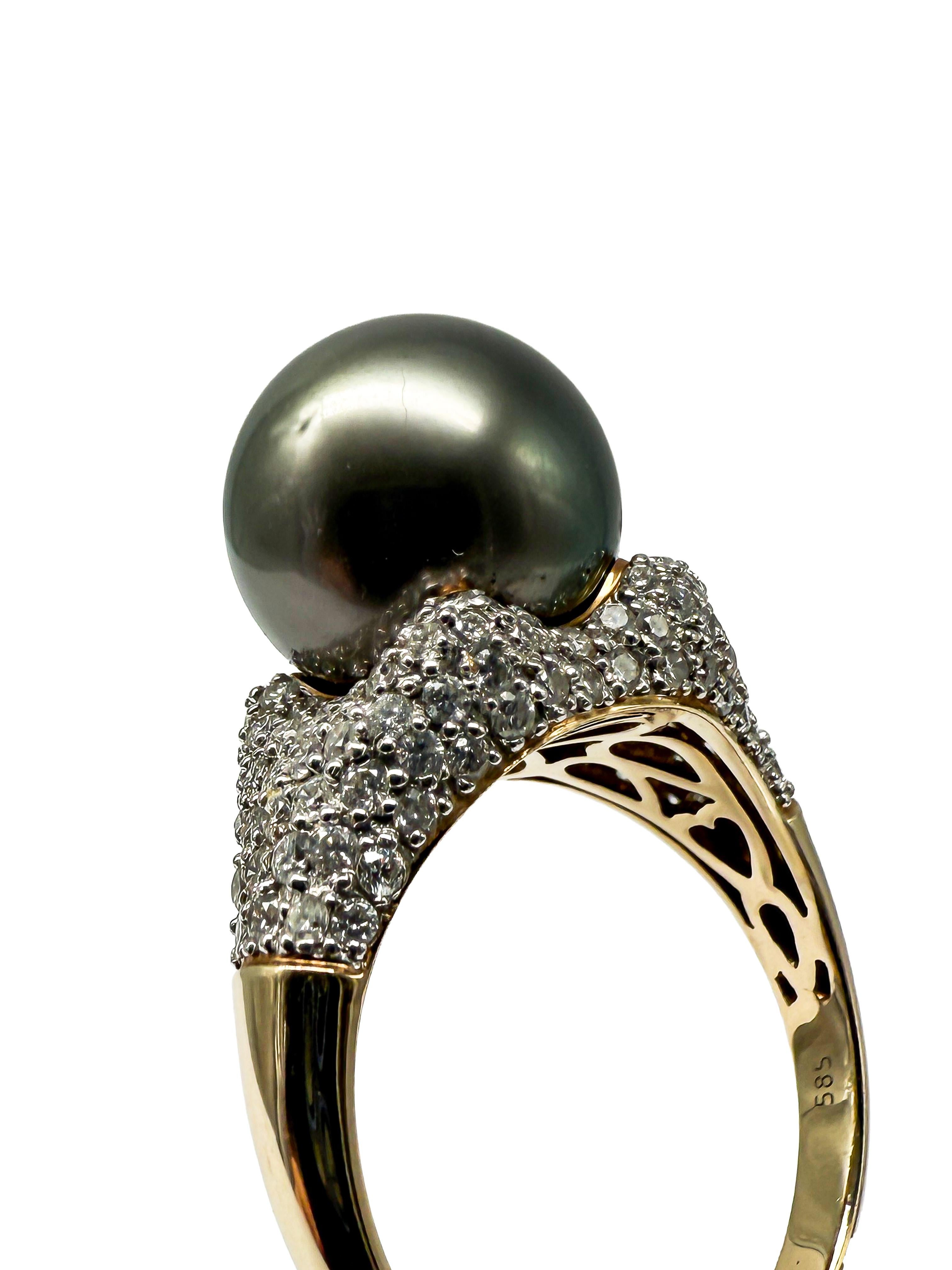 This stylish ring made of solid 14 karat yellow gold combines classic elegance with exceptional sophistication. At the center of the design is a fine, natural Tahitian pearl in an appealing gray tone. The composition is enhanced by sparkling