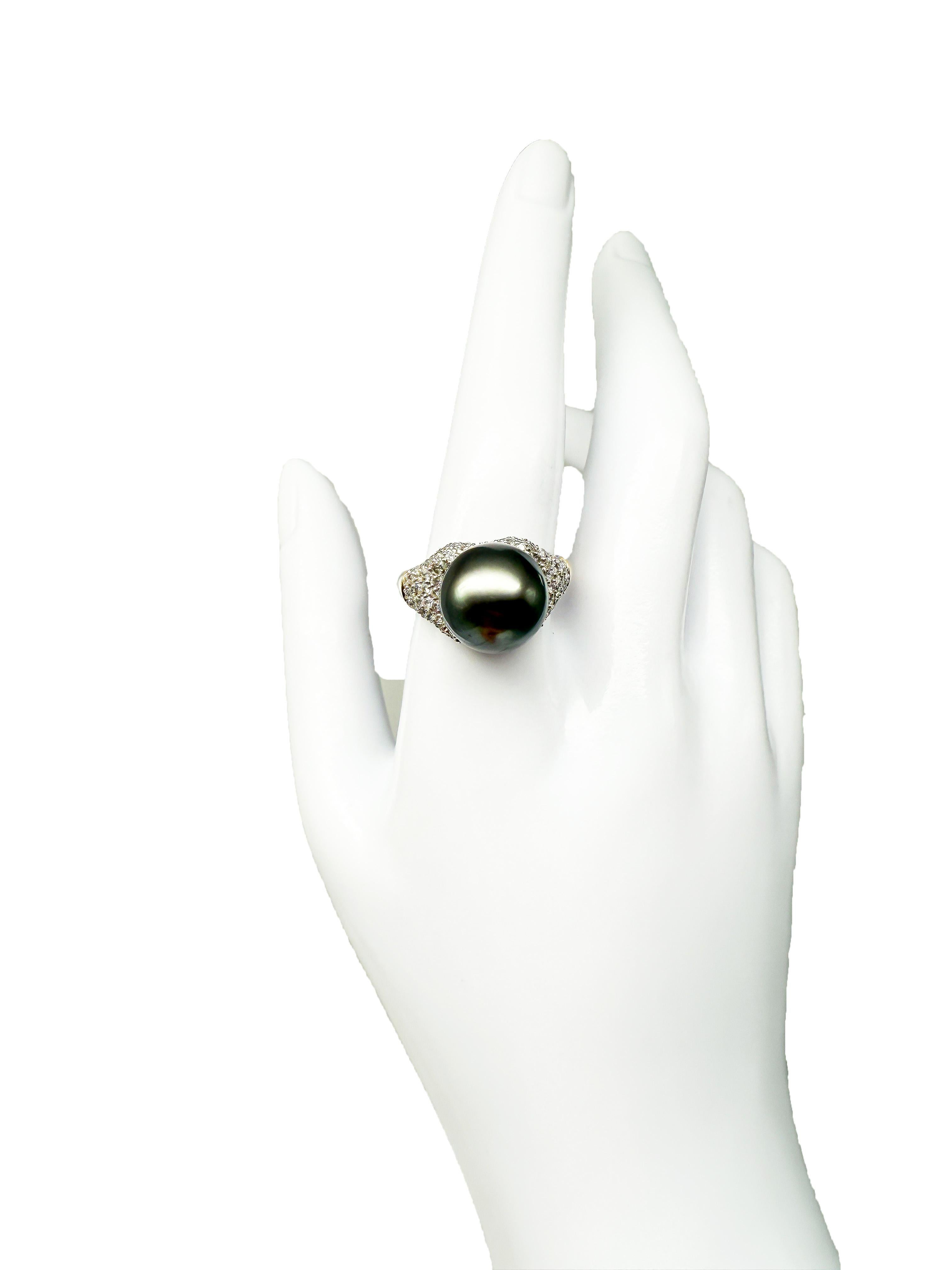 Round Cut 585 Yellow Gold Ring with Tahitian Pearls For Sale