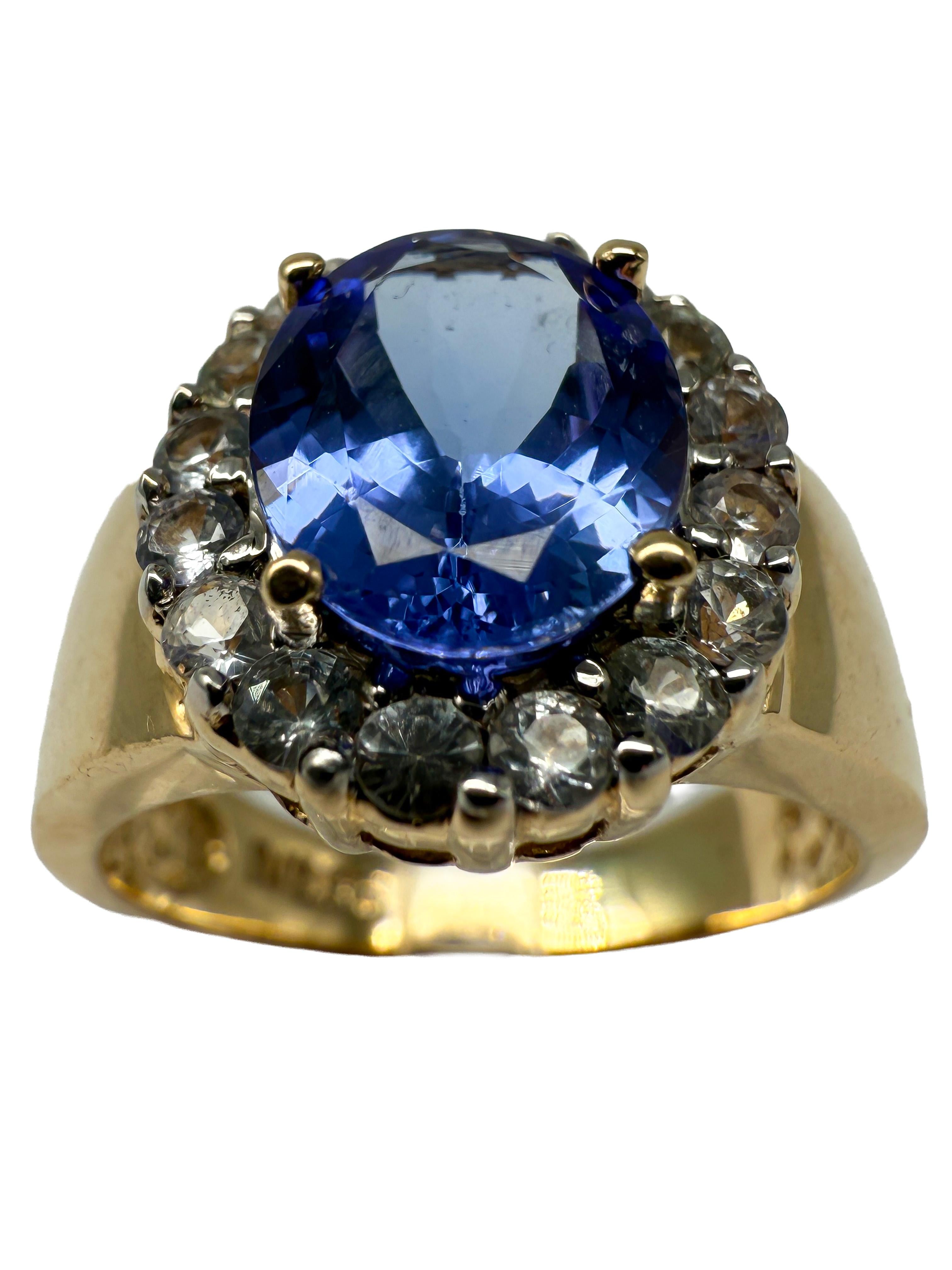 Cette élégante bague en or jaune 14 carats allie un savoir-faire classique à une sophistication raffinée, rayonnant d'une élégance intemporelle. En son centre se trouve une tanzanite naturelle, non traitée, d'un bleu profond et vif - une pierre
