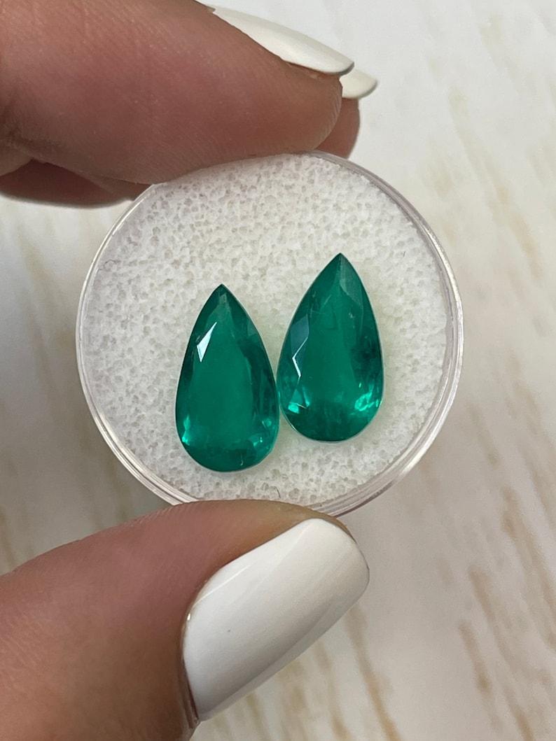 A. Stone: Smeraldo
Peso totale: 5,85-tcw
Forma: Taglio a pera
Chiarezza: Trasparente
Lucentezza: Eccellente-Molto buona
Colore: Greene & Greene
Misure: 14,02mm x 7,99mm x 4,99mm // 13,94mm x 7,79mm x 4,43mm
Origine geografica: Colombia
Trattamento: