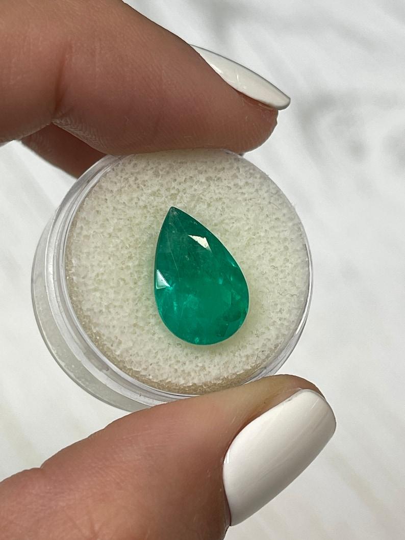 5,86 Karat 15x10 sattgrüner kolumbianischer Smaragd - Mai-Geburtsstein im Birnenschliff im Zustand „Neu“ im Angebot in Jupiter, FL