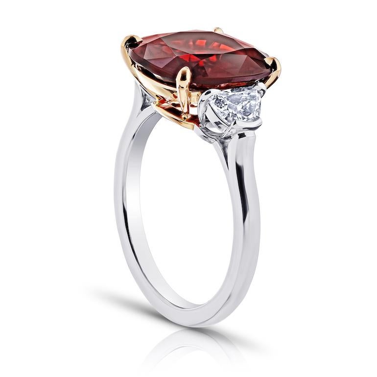 5,86 Karat kissenförmiger roter Spinell mit zwei Halbmond-Diamanten von 0,61 Karat in einem handgefertigten Ring aus Platin und 18 Karat