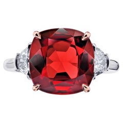 Bague en platine avec spinelle rouge coussin de 5,86 carats et deux diamants demi-lune