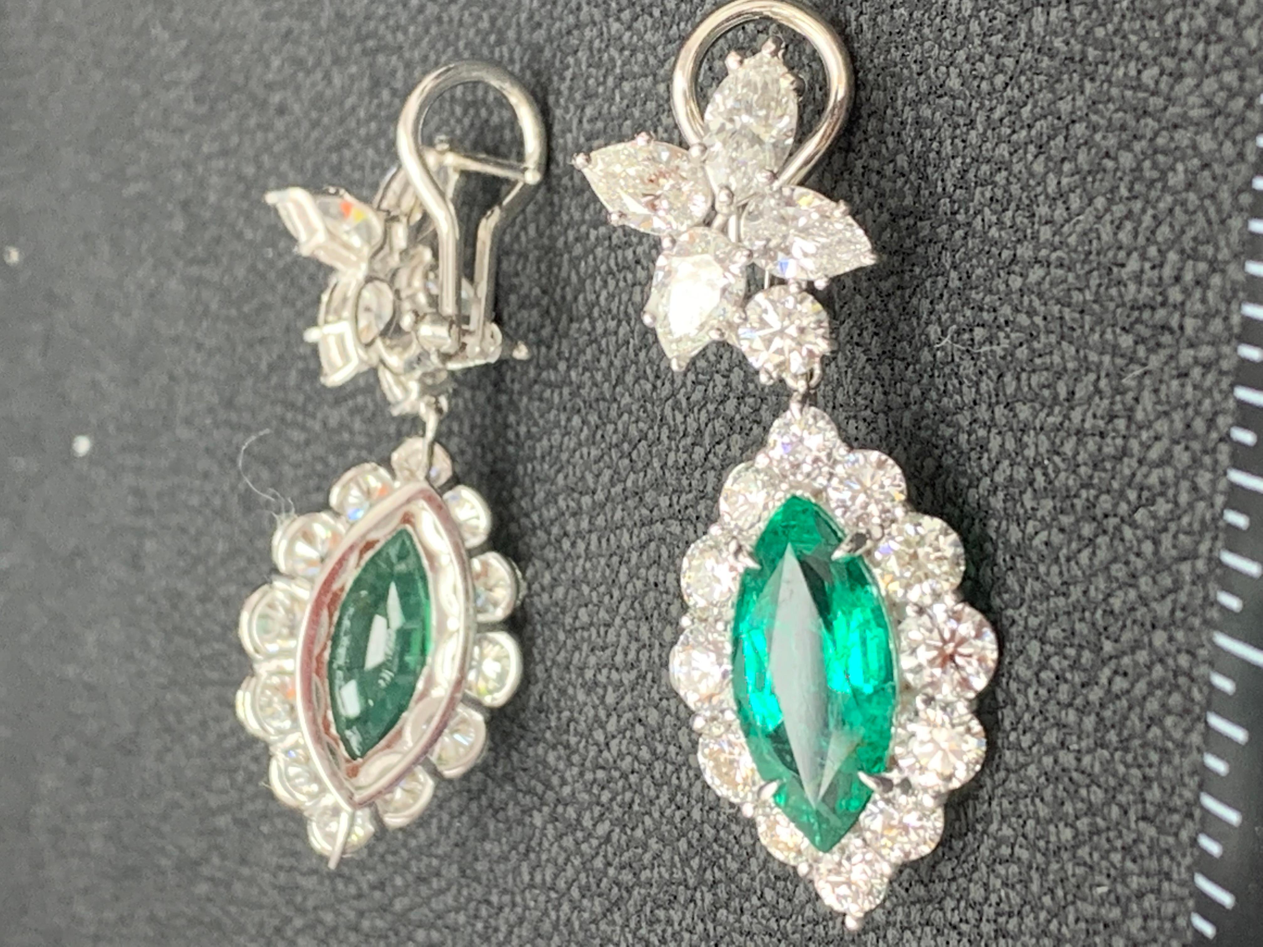 Boucles d'oreilles pendantes en or blanc 18 carats avec diamants et émeraudes taille marquise de 5,86 carats en vente 8