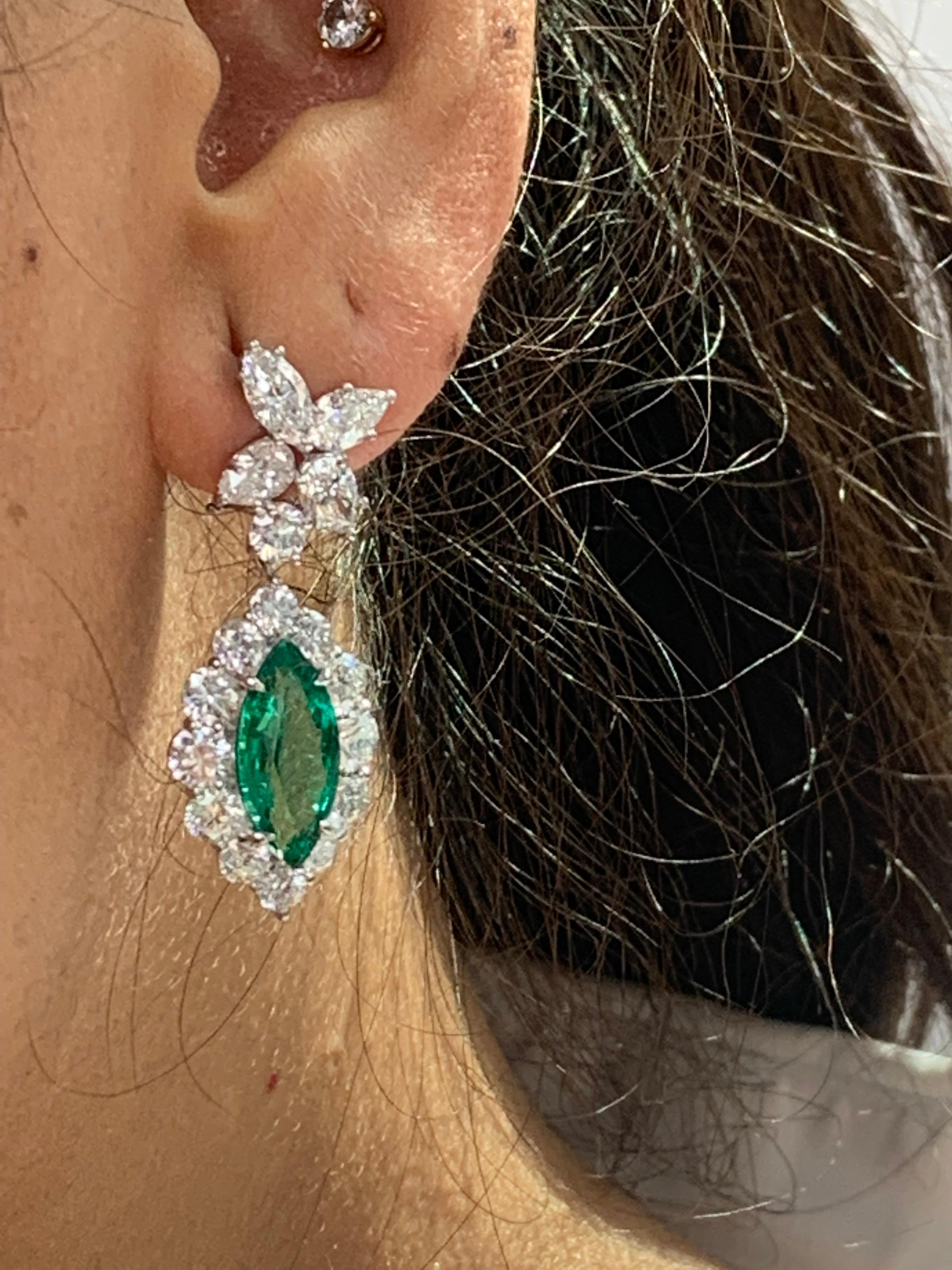 Boucles d'oreilles pendantes en or blanc 18 carats avec diamants et émeraudes taille marquise de 5,86 carats en vente 9