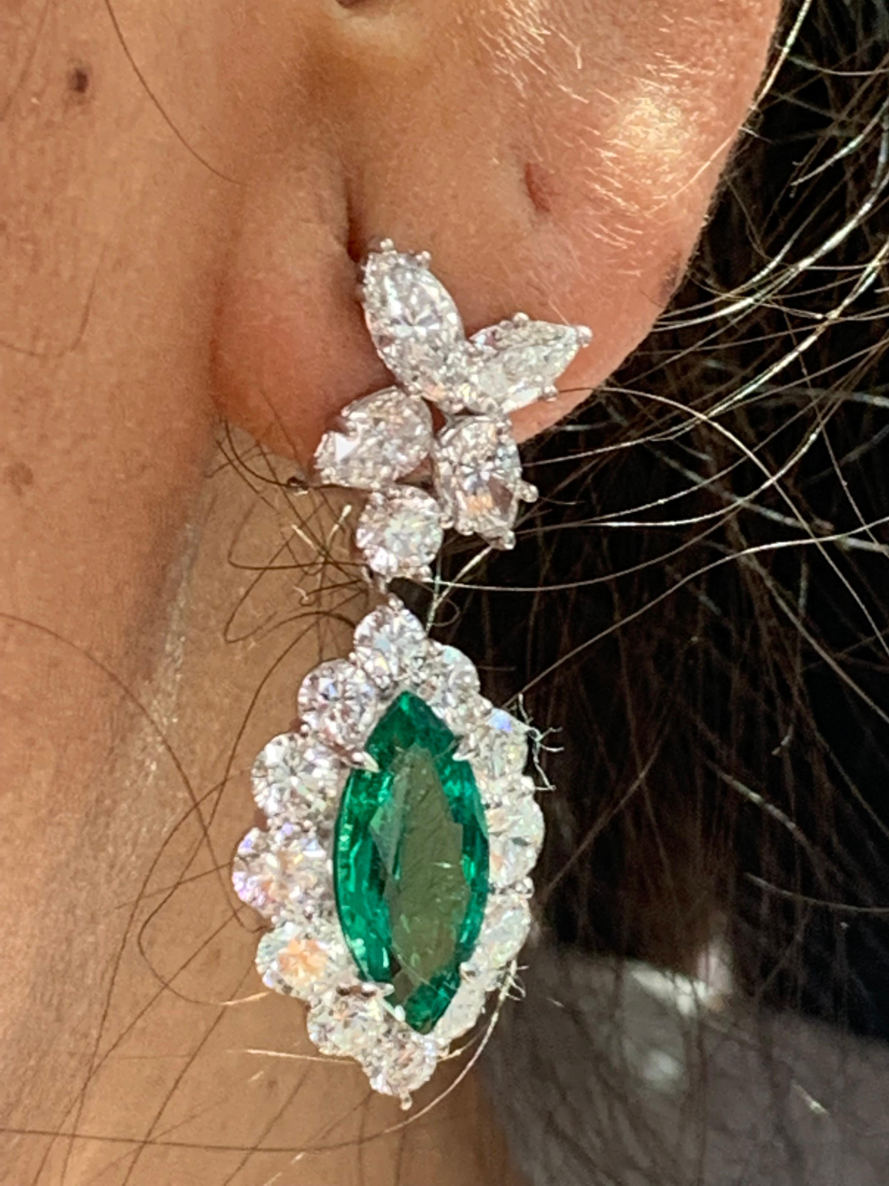 Boucles d'oreilles pendantes en or blanc 18 carats avec diamants et émeraudes taille marquise de 5,86 carats en vente 10