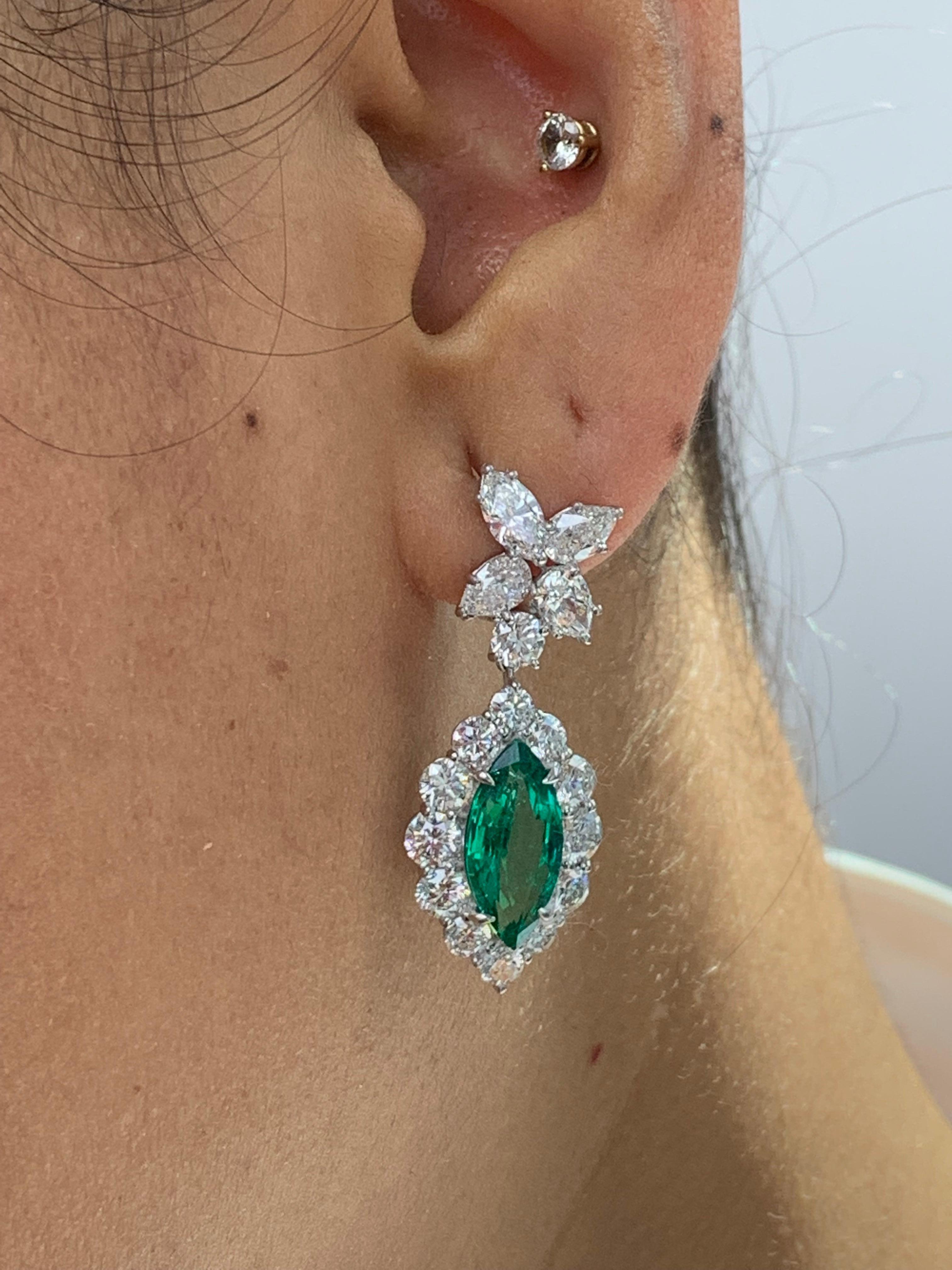 Boucles d'oreilles pendantes en or blanc 18 carats avec diamants et émeraudes taille marquise de 5,86 carats en vente 11