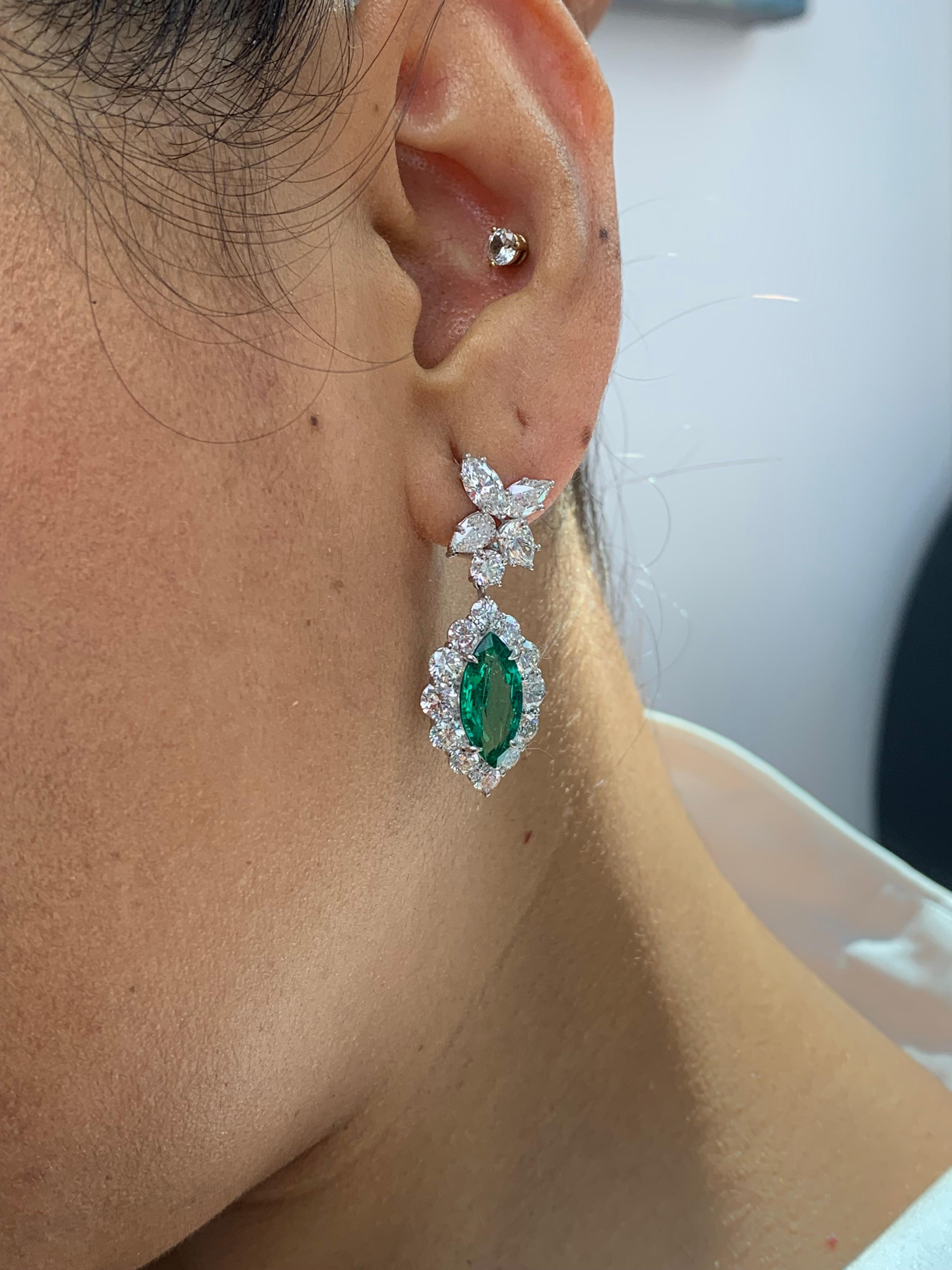 Boucles d'oreilles pendantes en or blanc 18 carats avec diamants et émeraudes taille marquise de 5,86 carats en vente 12