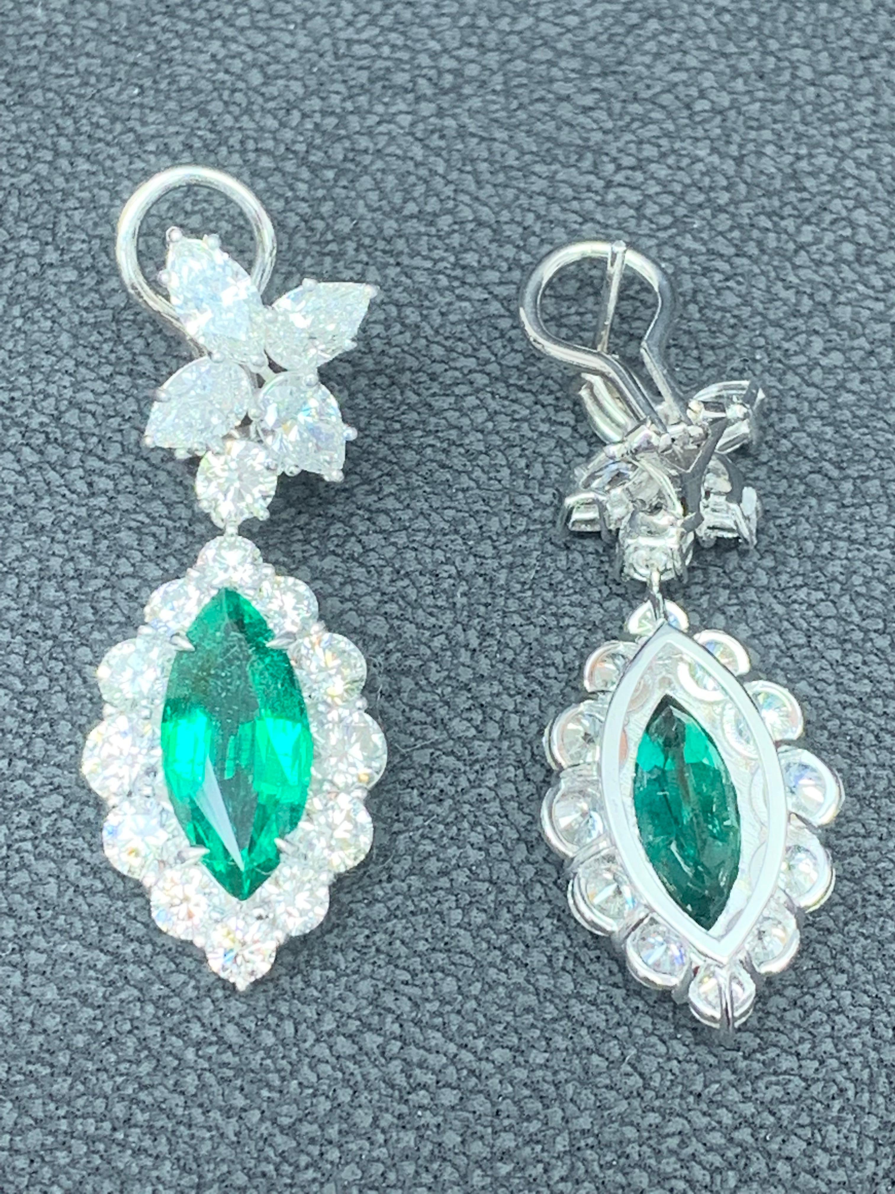 Contemporain Boucles d'oreilles pendantes en or blanc 18 carats avec diamants et émeraudes taille marquise de 5,86 carats en vente