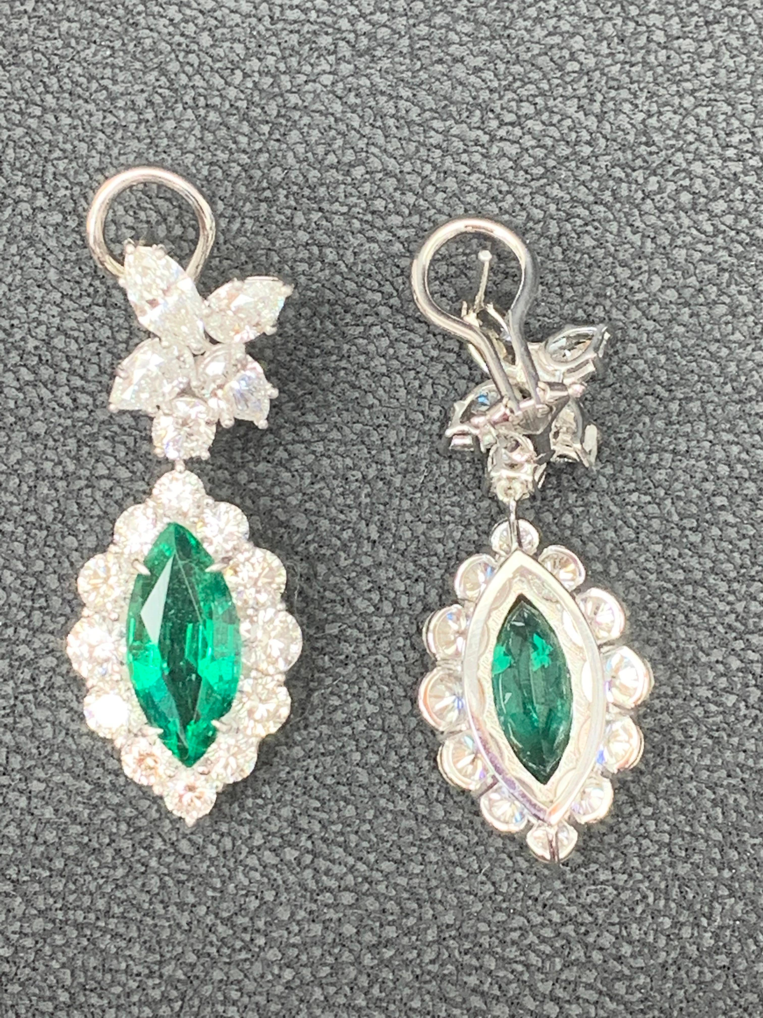 Taille Marquise Boucles d'oreilles pendantes en or blanc 18 carats avec diamants et émeraudes taille marquise de 5,86 carats en vente