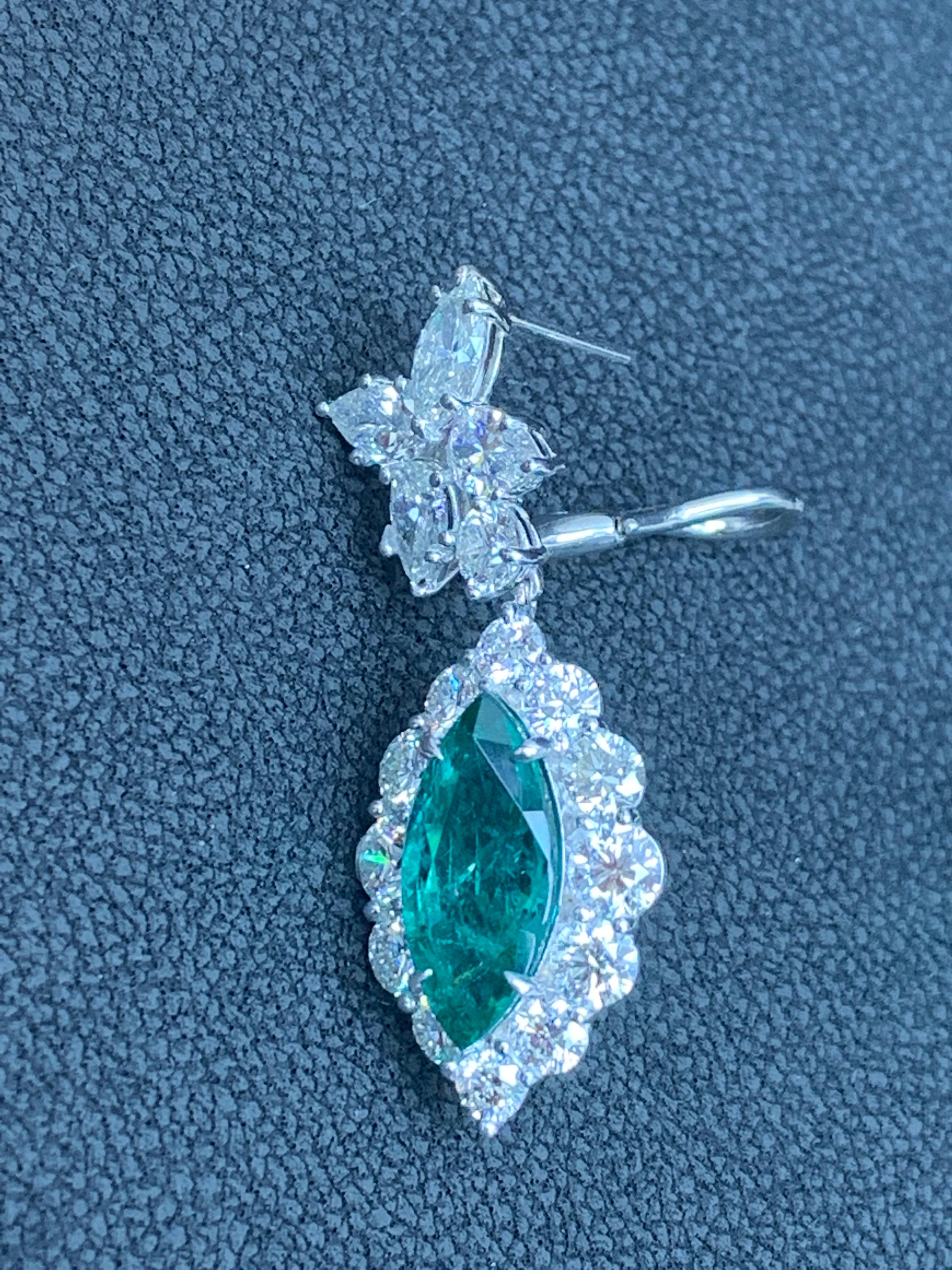 Boucles d'oreilles pendantes en or blanc 18 carats avec diamants et émeraudes taille marquise de 5,86 carats en vente 1