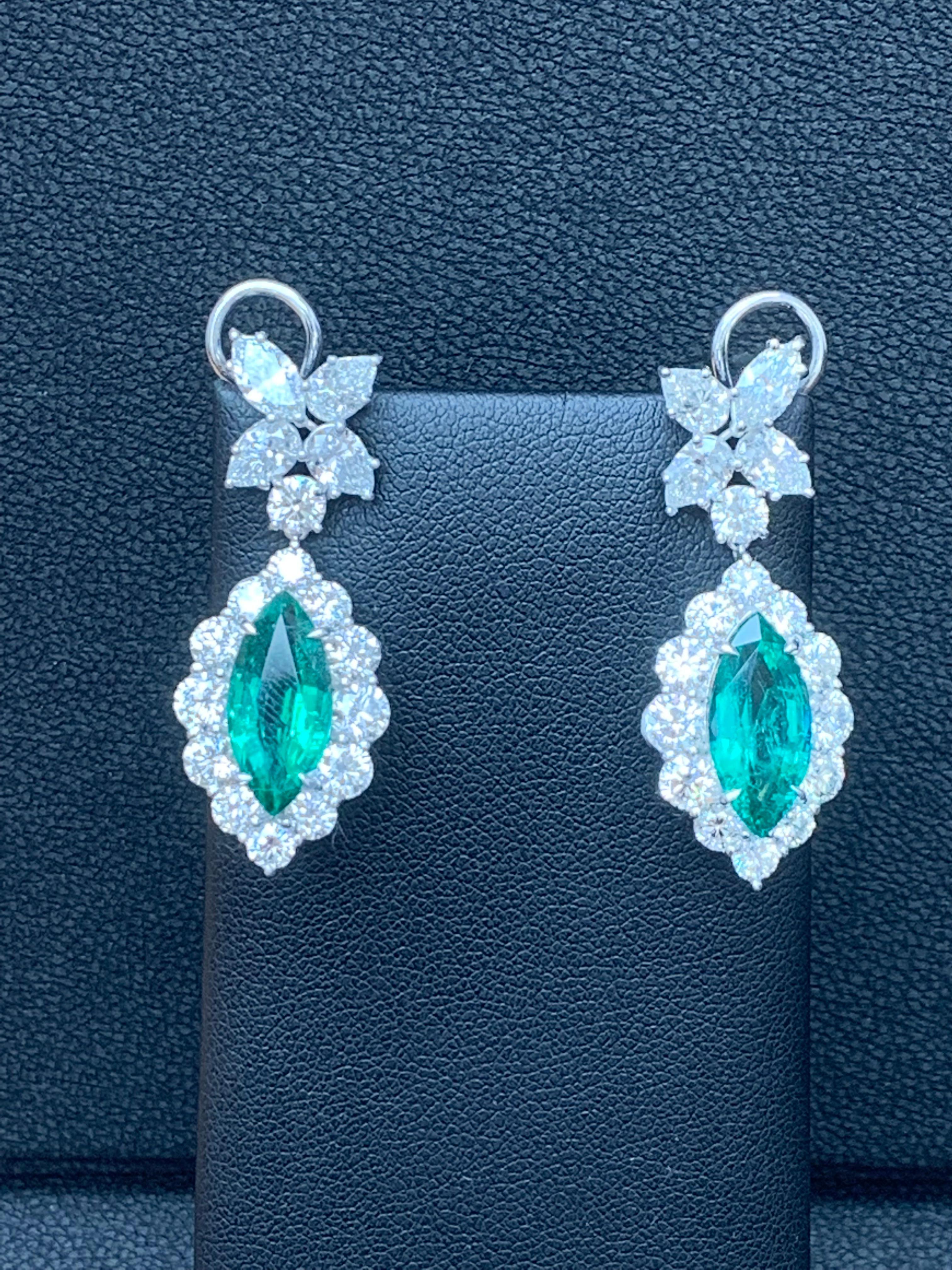 Boucles d'oreilles pendantes en or blanc 18 carats avec diamants et émeraudes taille marquise de 5,86 carats en vente 2