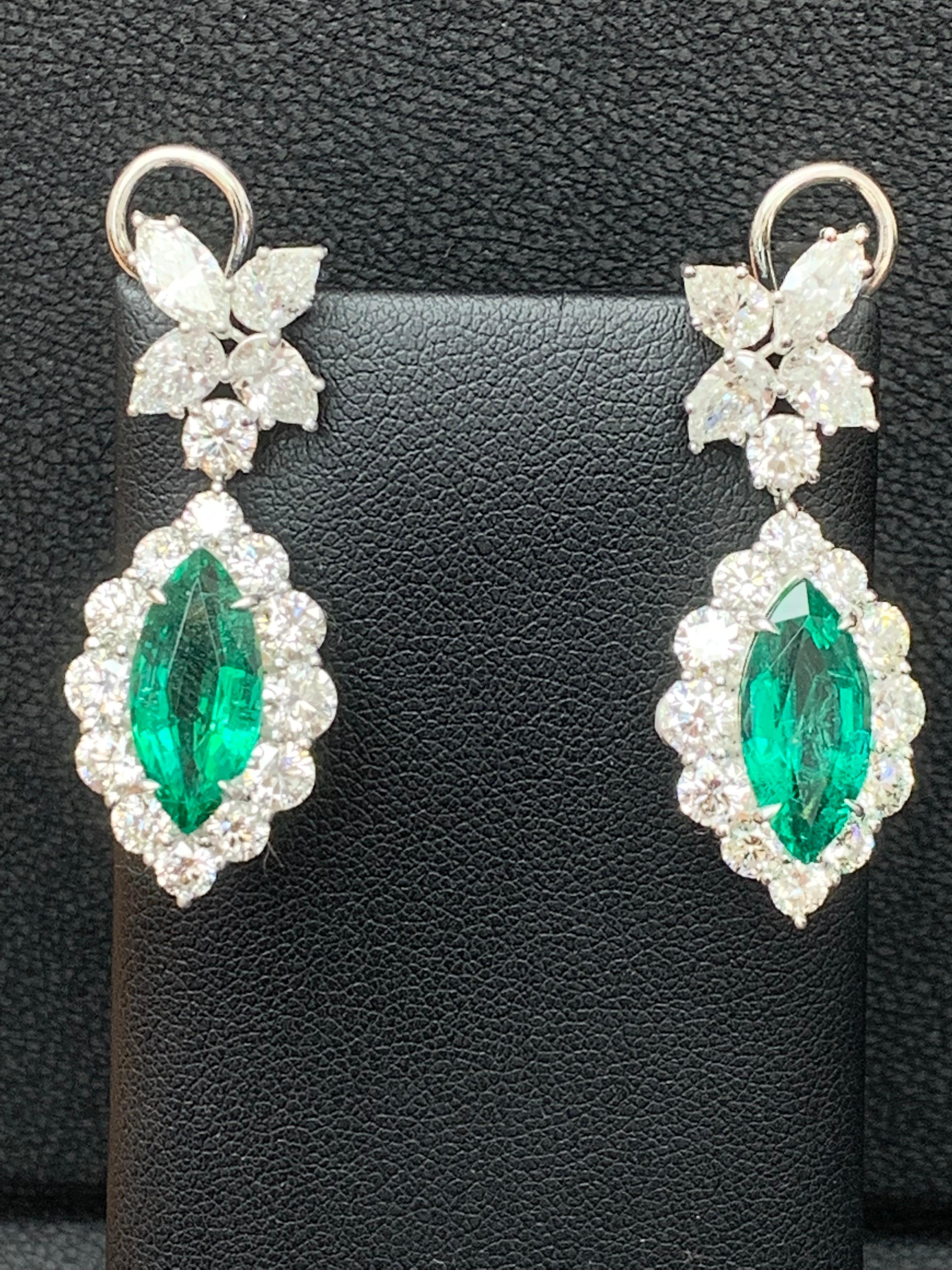 Boucles d'oreilles pendantes en or blanc 18 carats avec diamants et émeraudes taille marquise de 5,86 carats en vente 3