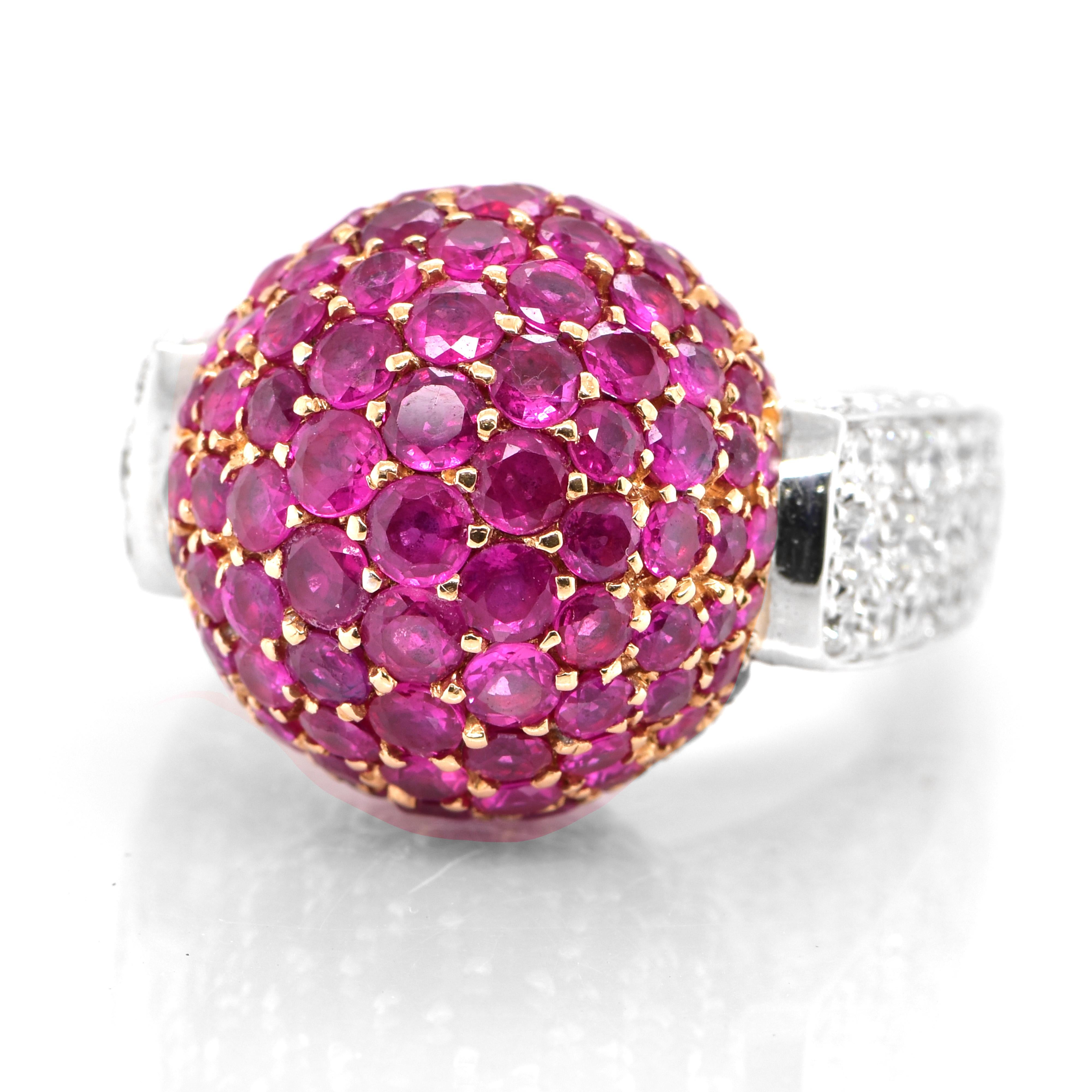 Ein wunderschöner Ring aus 18 Karat Gold mit 5,86 Karat natürlichen Rubinen und 3,32 Karat Diamanten. Rubine werden im Sanskrit als 