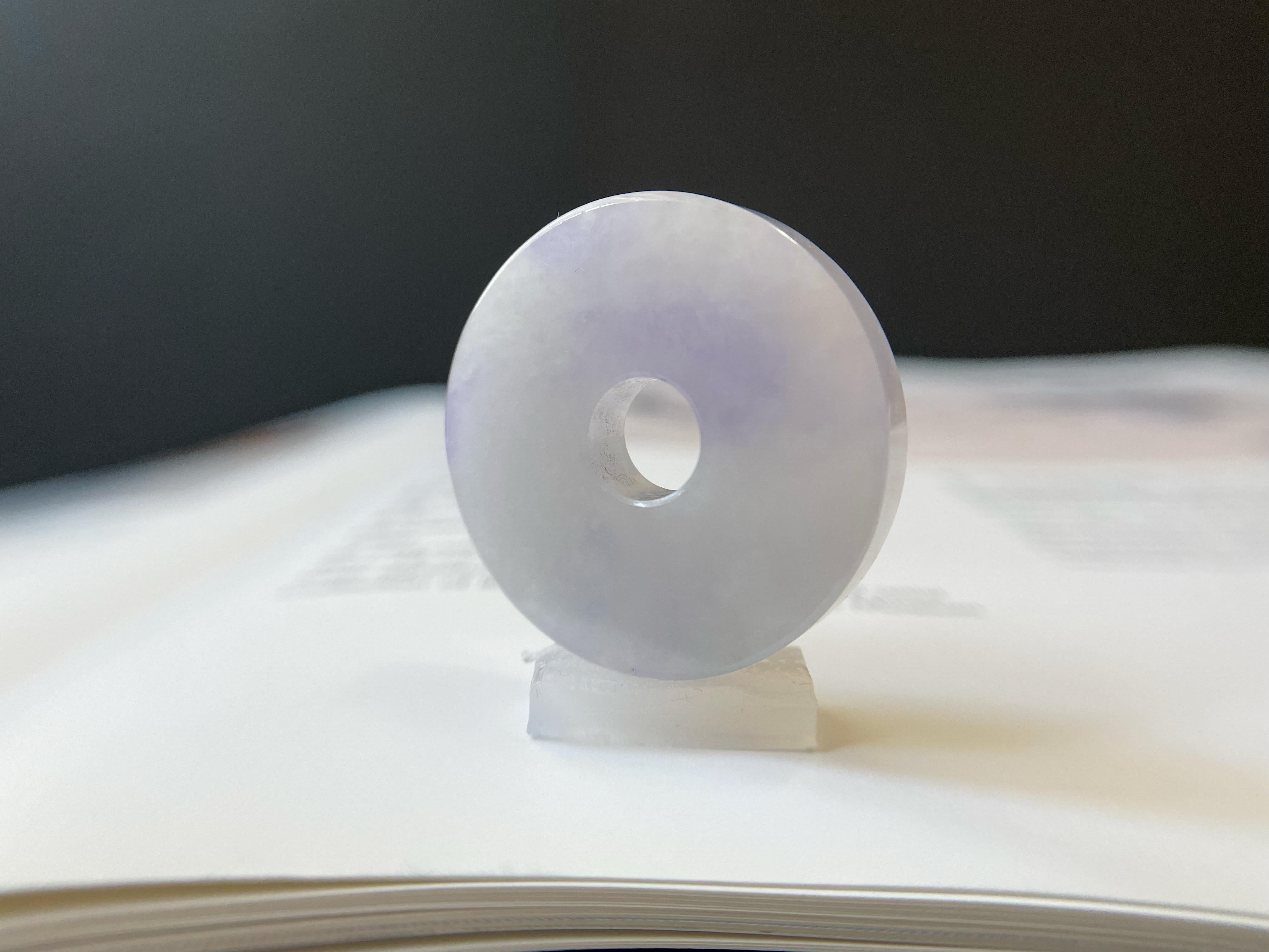 Wir stellen unseren exquisiten Lavendel-Donut-Jadeit vor: ein atemberaubendes Stück 100% natürlicher, unbehandelter und ungefärbter Typ-A-Jadeit aus Myanmar. Dieser einzigartige Edelstein wird Ihre Sammlung mit Sicherheit verzaubern und