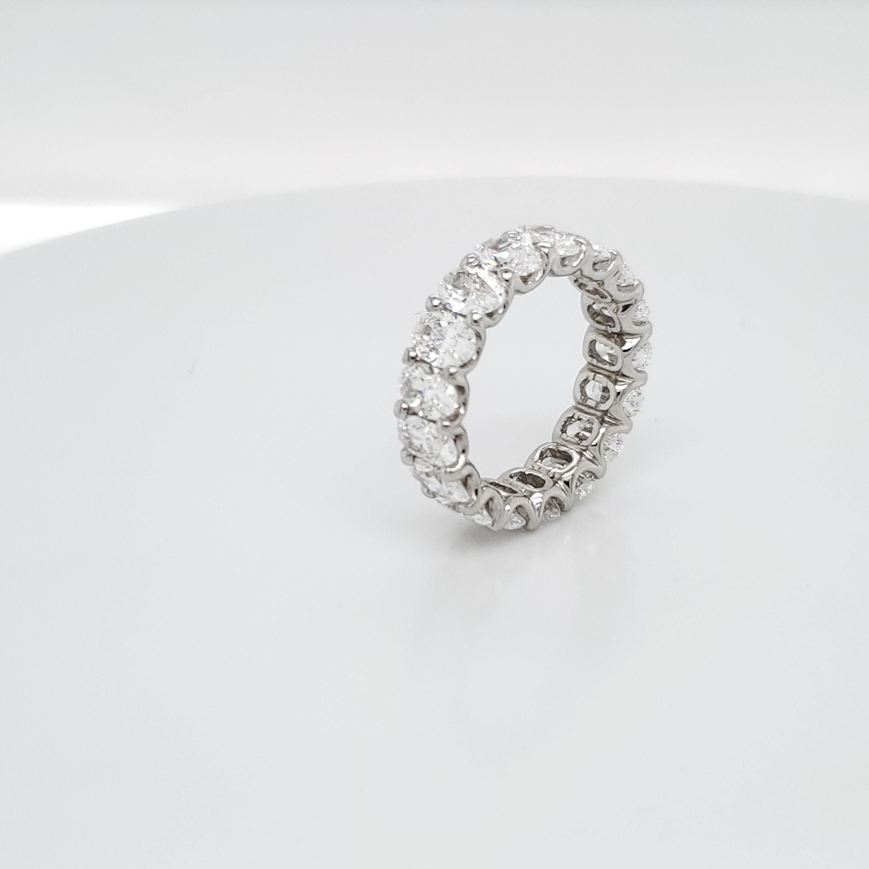 5,87 Karat ovaler Diamant-Eternity-Ring aus Platin, 17 Diamanten F, VVS im Zustand „Neu“ in Austin, TX