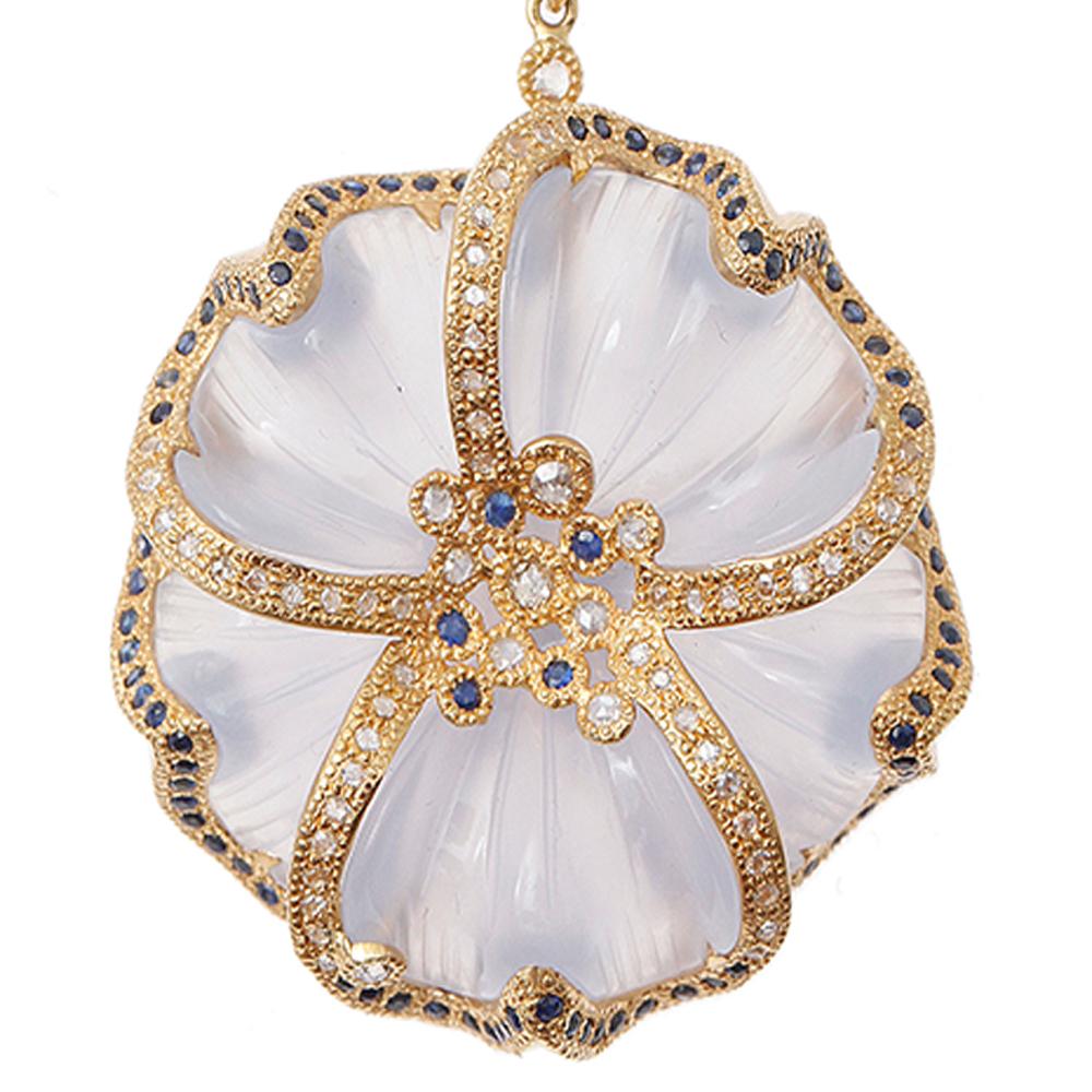58,72 Karat geschnitzte Chalcedon-Blumen-Ohrringe mit Diamanten (Rosenschliff) im Angebot