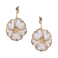 Boucles d'oreilles fleur en calcédoine sculptée de 58,72 carats avec diamants