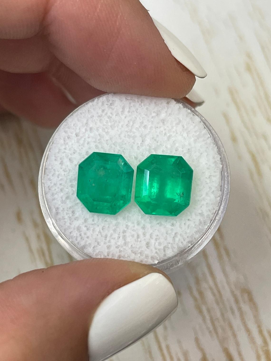 A. Stone: Smeraldo
Peso totale: 5,87-tcw
Forma: Taglio Asscher
Chiarezza: Semi-trasparente
Lucentezza: Molto buono
Colore: Verde medio intenso
Misure: 9.23mm x 8.45mm x 5.90mm // 9.22mm x 8.46mm x 5.68mm
Origine geografica: Colombia
Trattamento: