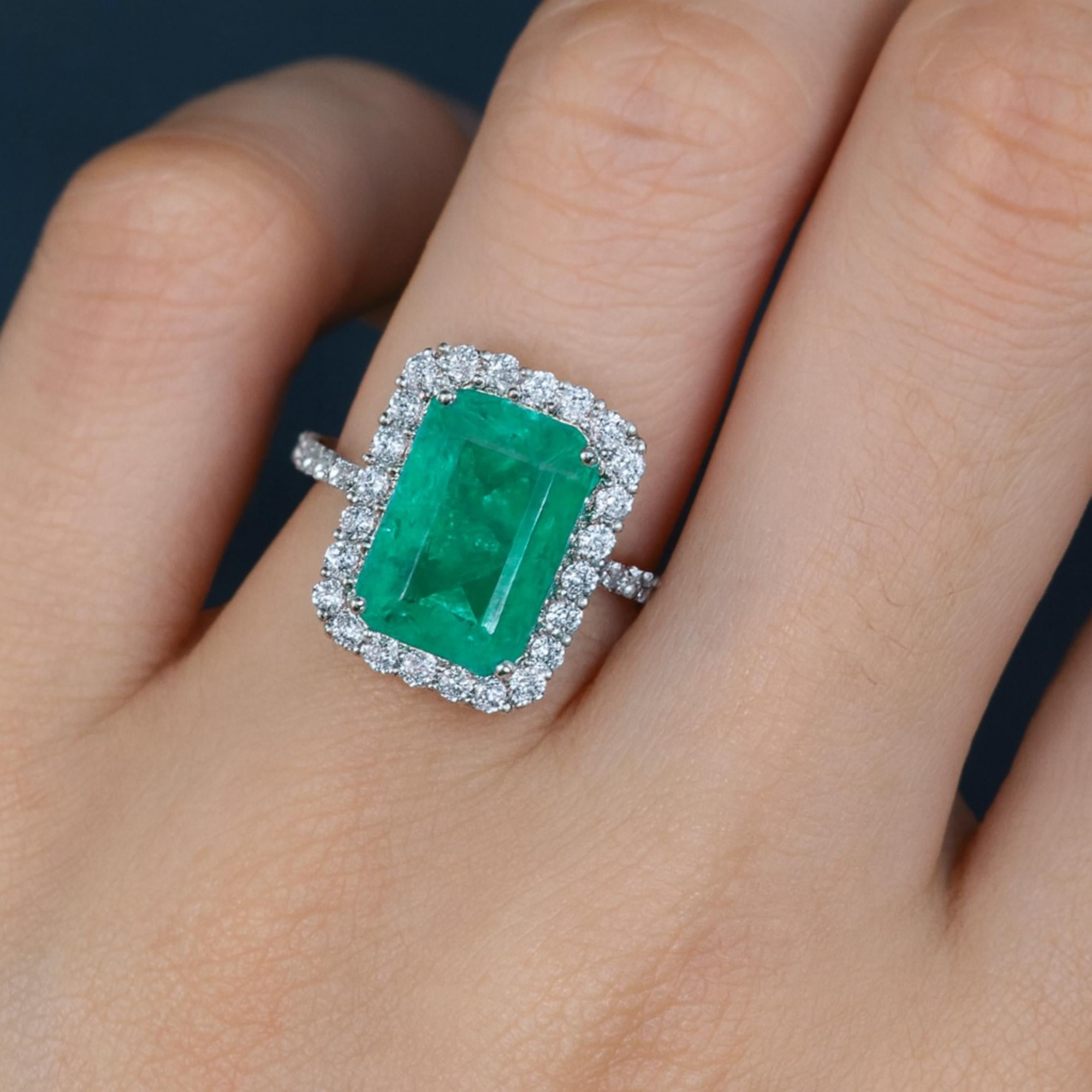 Im Angebot: 5,87TCW Sambia Smaragd Diamant Halo Verlobungsring 18k Weißgold Feine Juwelen () 2