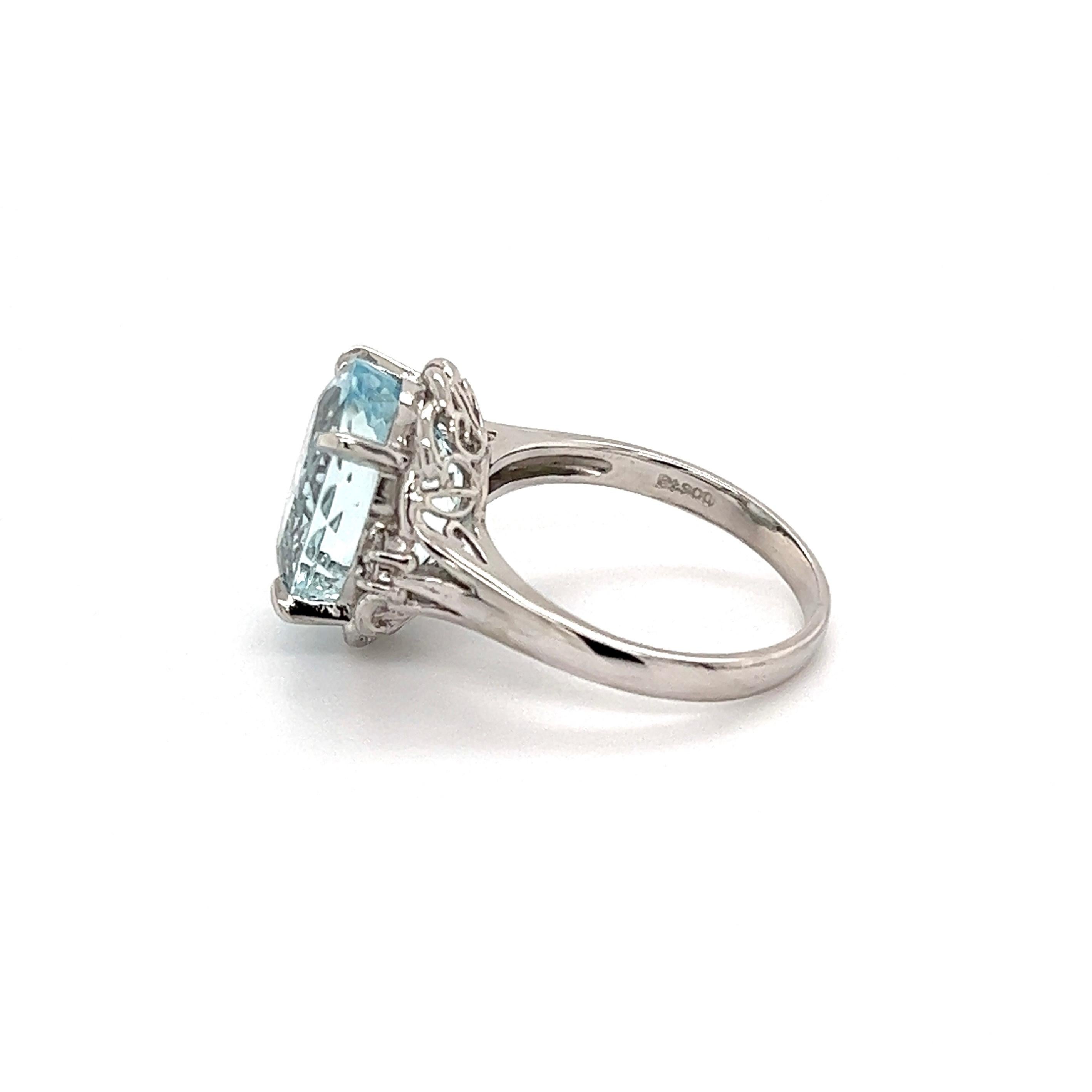 5.88 Carat Oval Aquamarine and Diamond Platinum Ring Estate Fine Jewelry In Excellent Condition For Sale In Montreal, QC