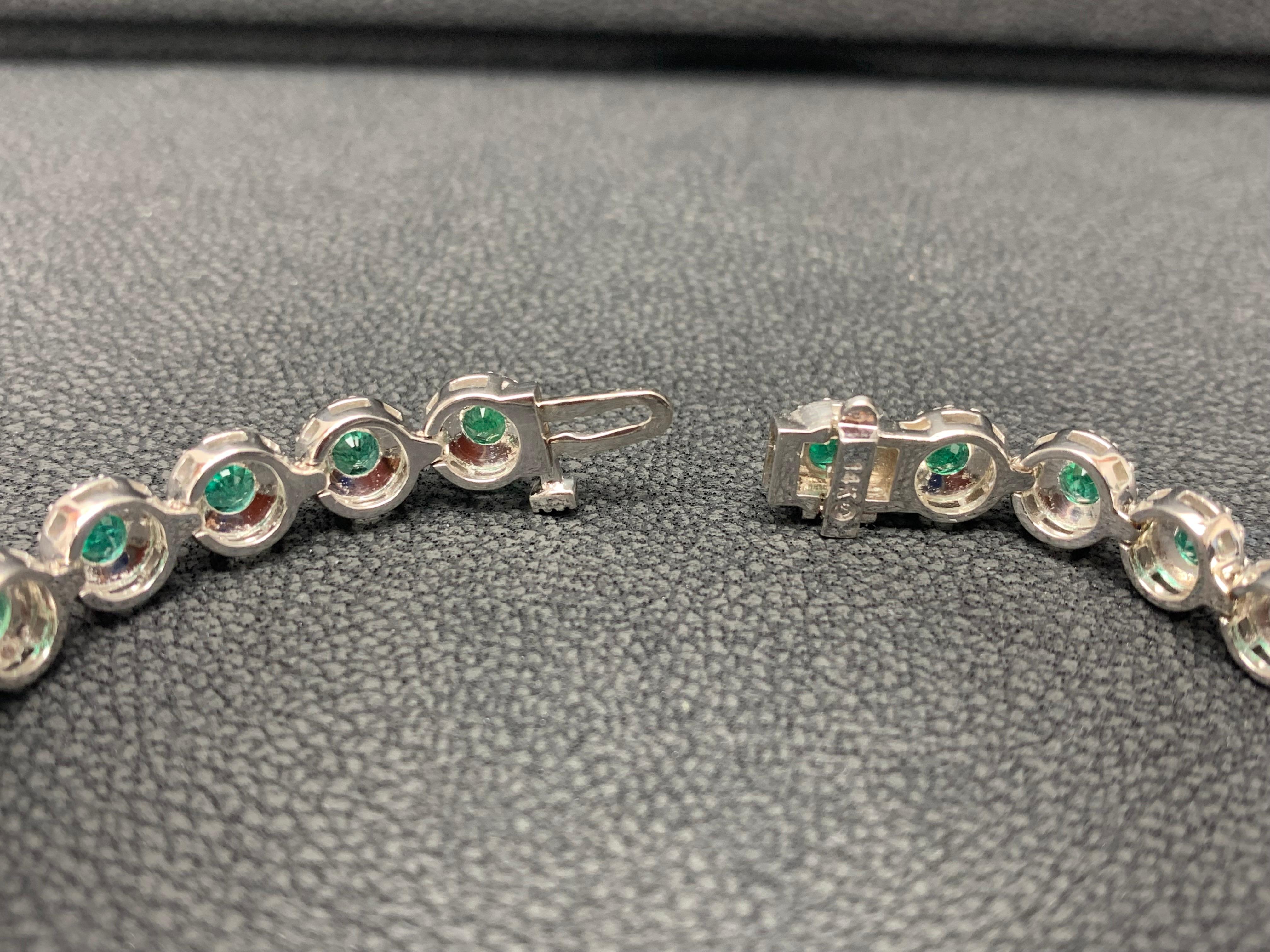 Moderne Bracelet tennis en or blanc 14 carats avec diamants et émeraudes de taille ronde de 5,88 carats en vente